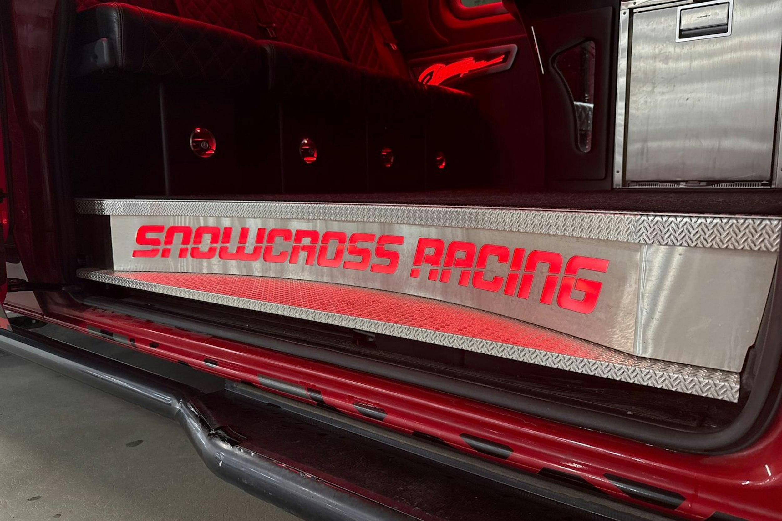 punainen Mercedes-Benz Sprinter 2020 kuva 20.