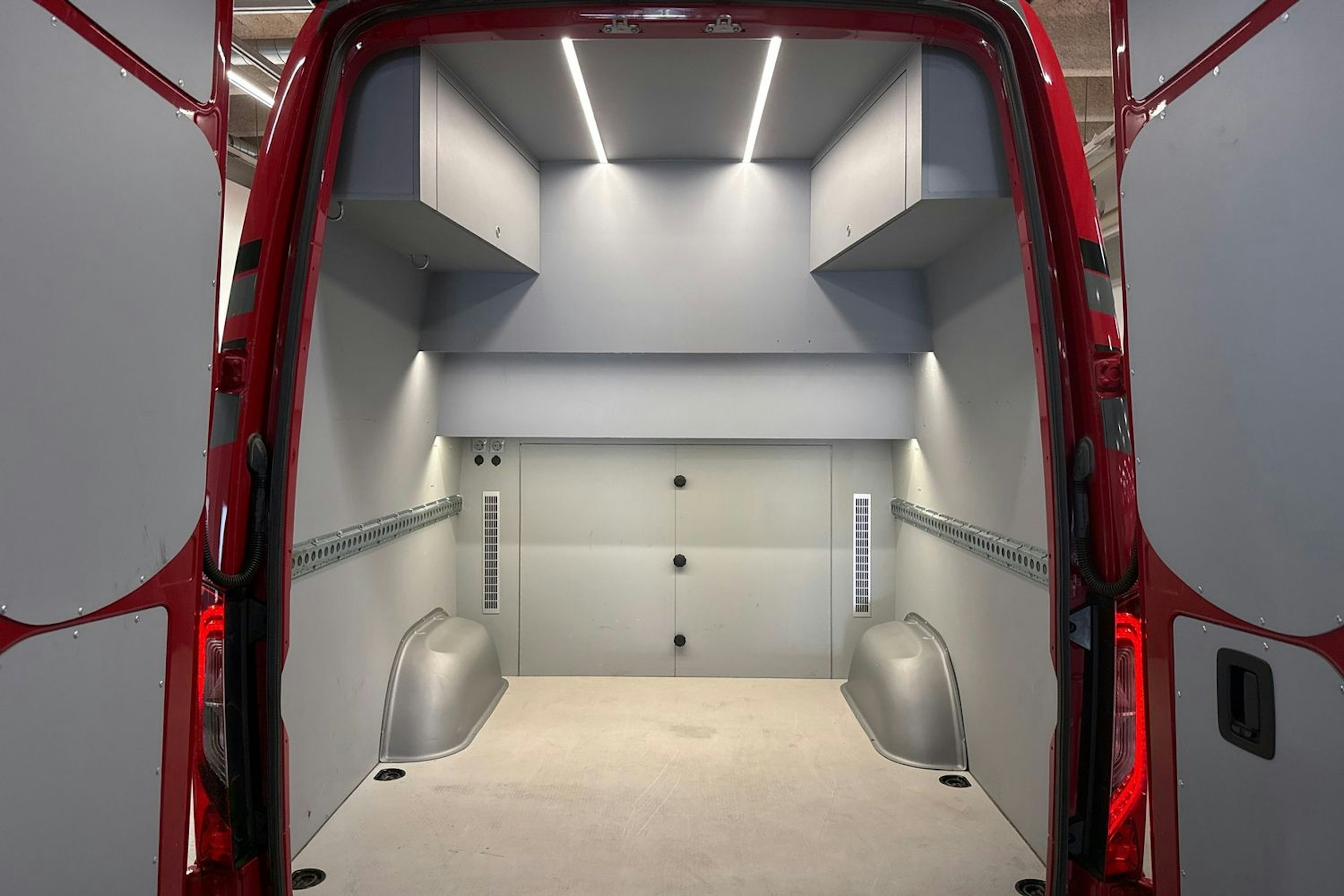 punainen Mercedes-Benz Sprinter 2020 kuva 22.