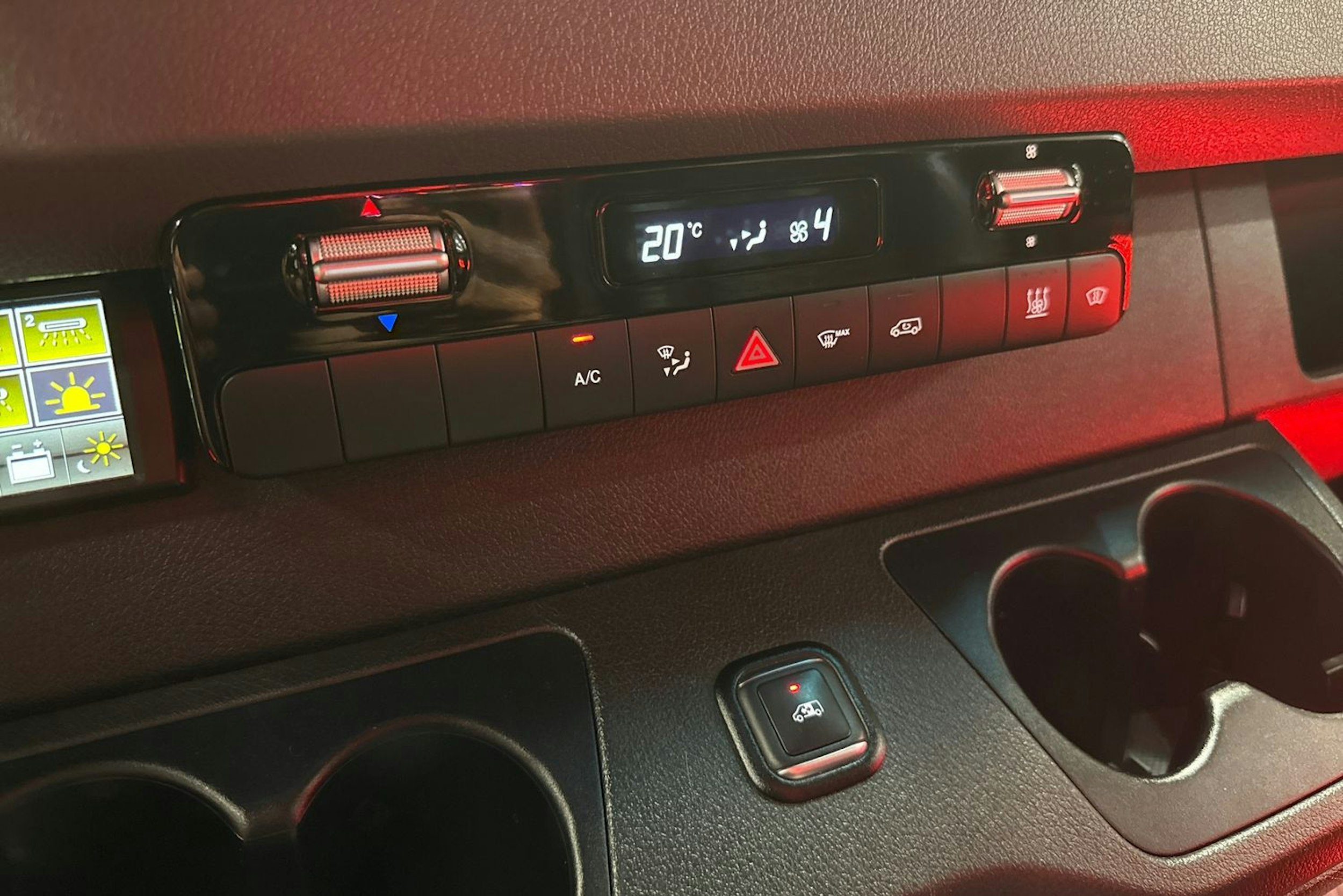 punainen Mercedes-Benz Sprinter 2020 kuva 28.
