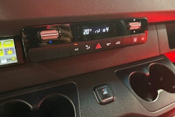 punainen Mercedes-Benz Sprinter 2020 kuva 28.