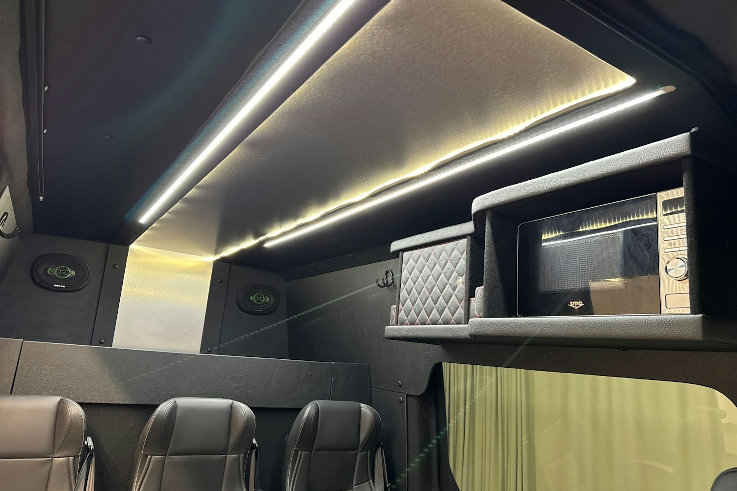punainen Mercedes-Benz Sprinter 2020 kuva 16.