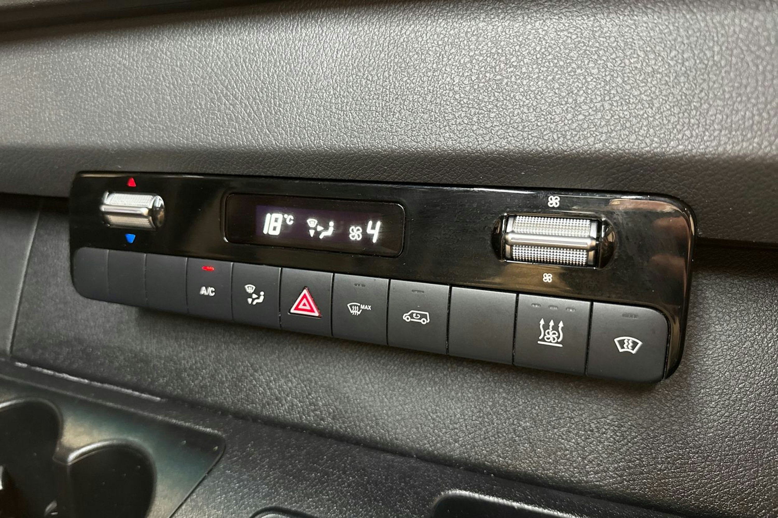 punainen Mercedes-Benz Sprinter 2020 kuva 26.