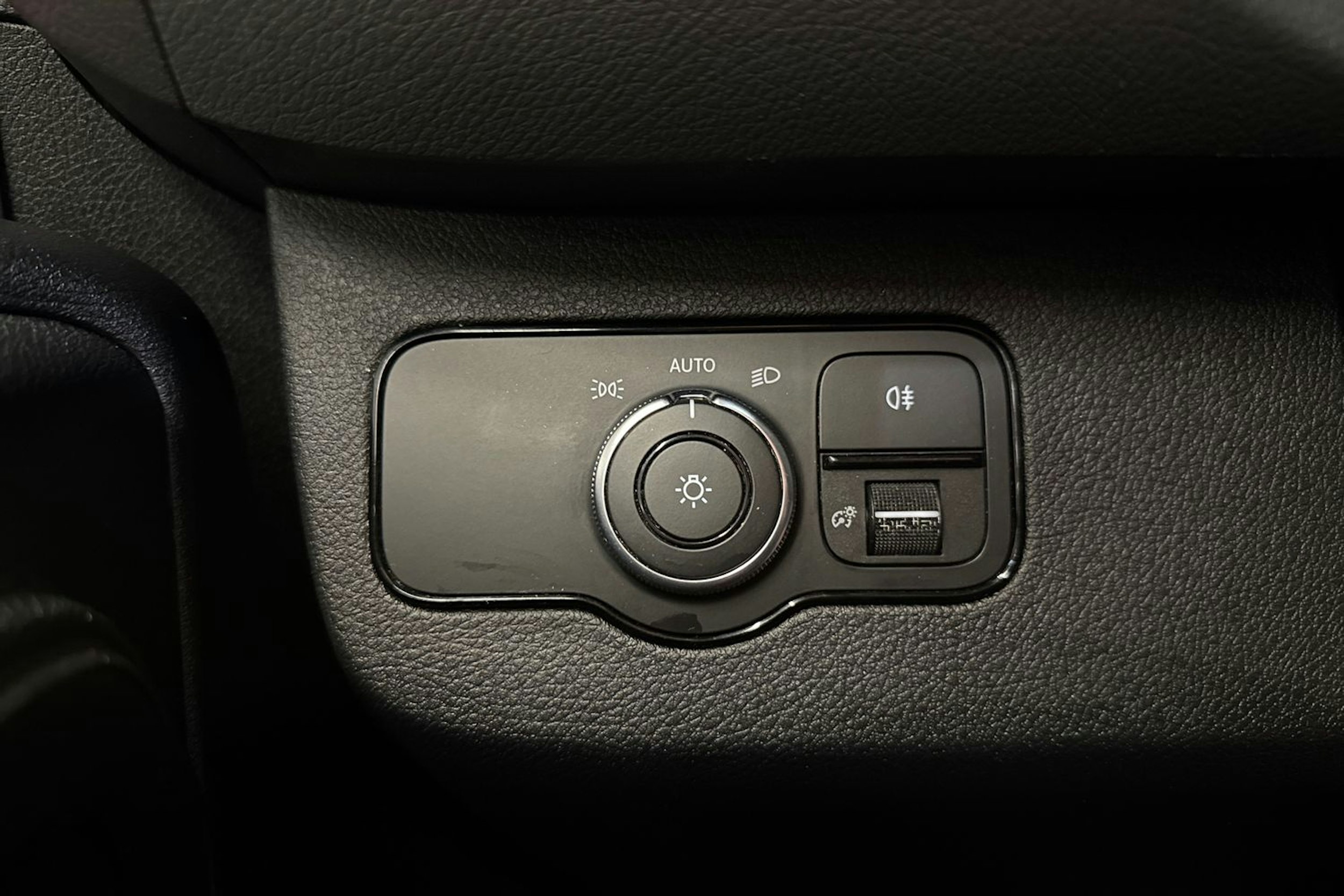 punainen Mercedes-Benz Sprinter 2020 kuva 28.
