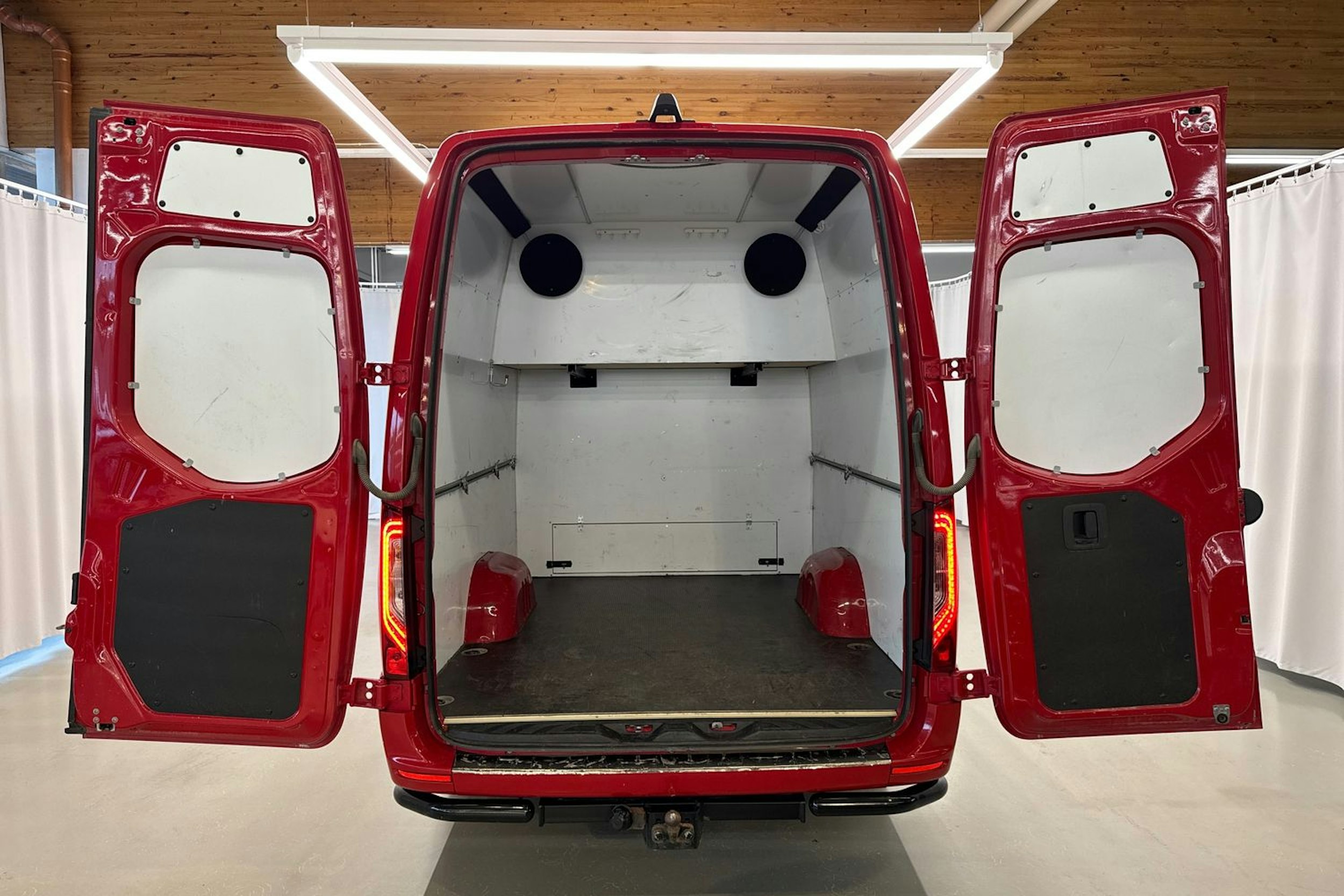 punainen Mercedes-Benz Sprinter 2020 kuva 29.