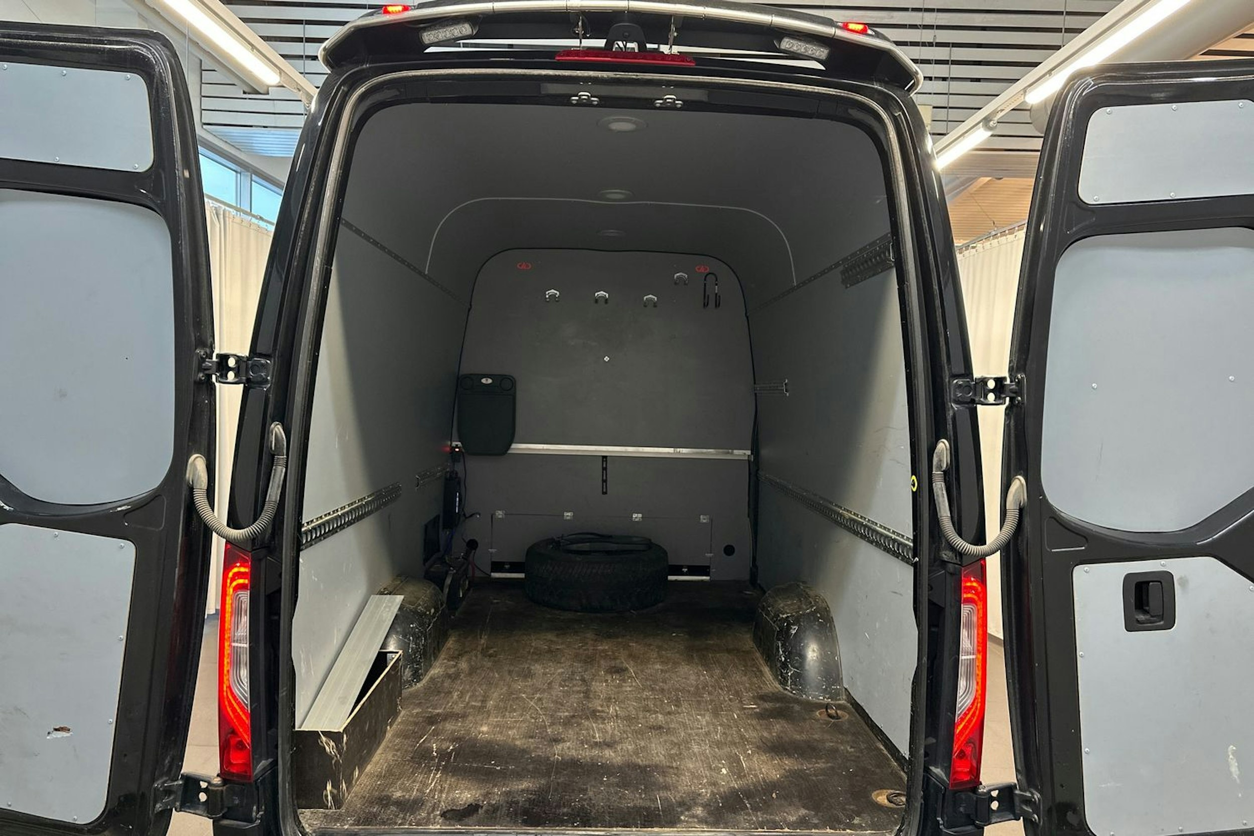 musta Mercedes-Benz Sprinter 2020 kuva 11.