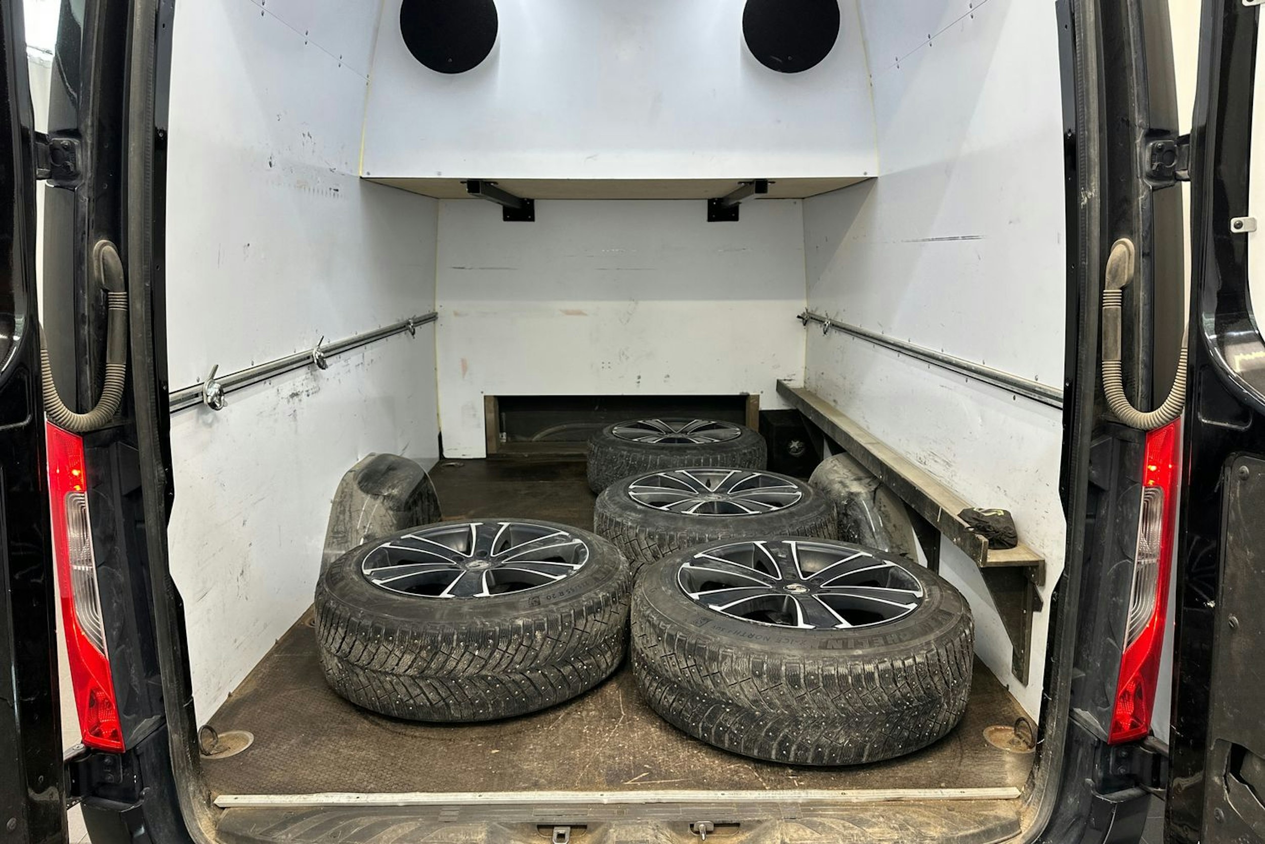 musta Mercedes-Benz Sprinter 2020 kuva 22.