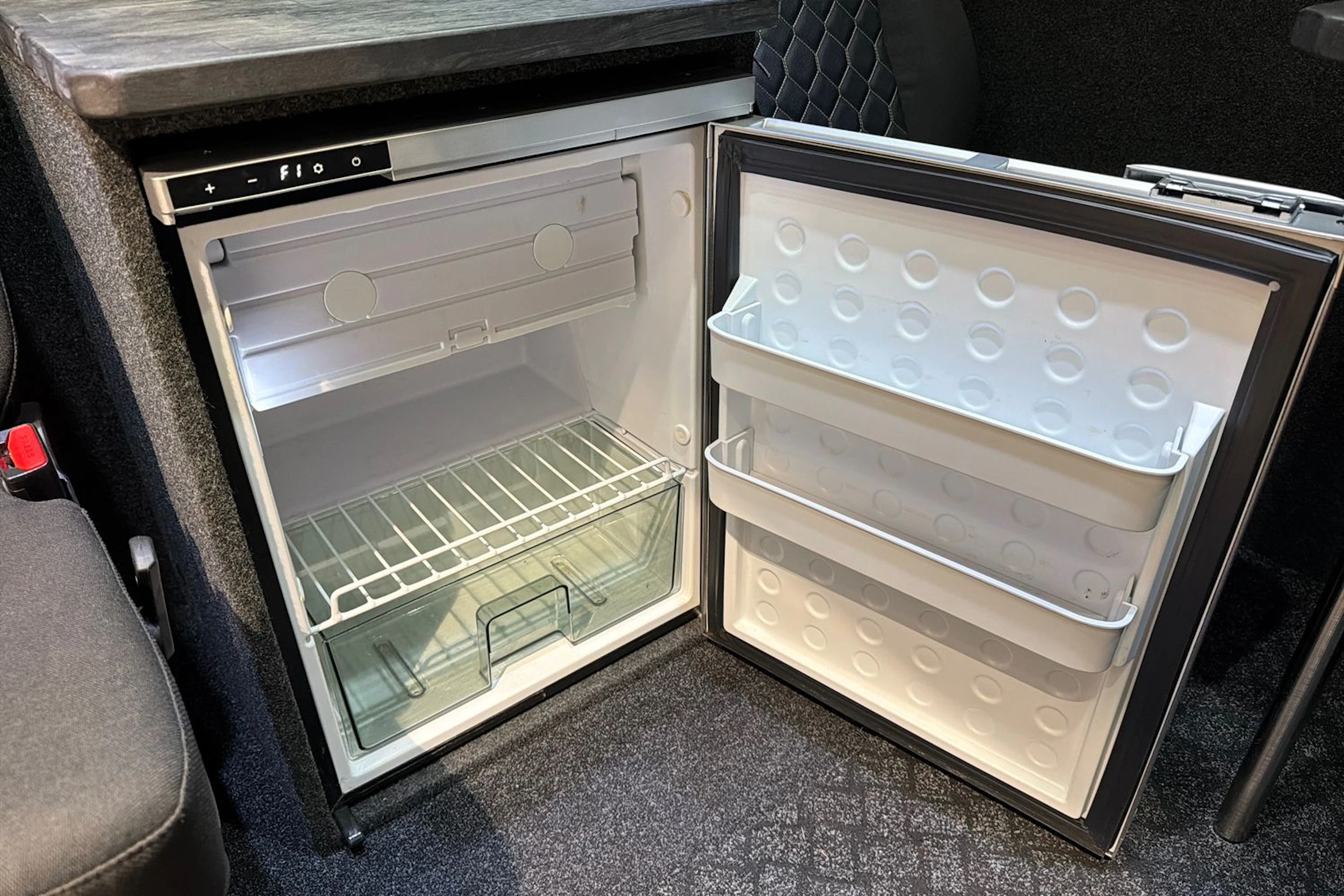 valkoinen Mercedes-Benz Sprinter 2020 kuva 30.