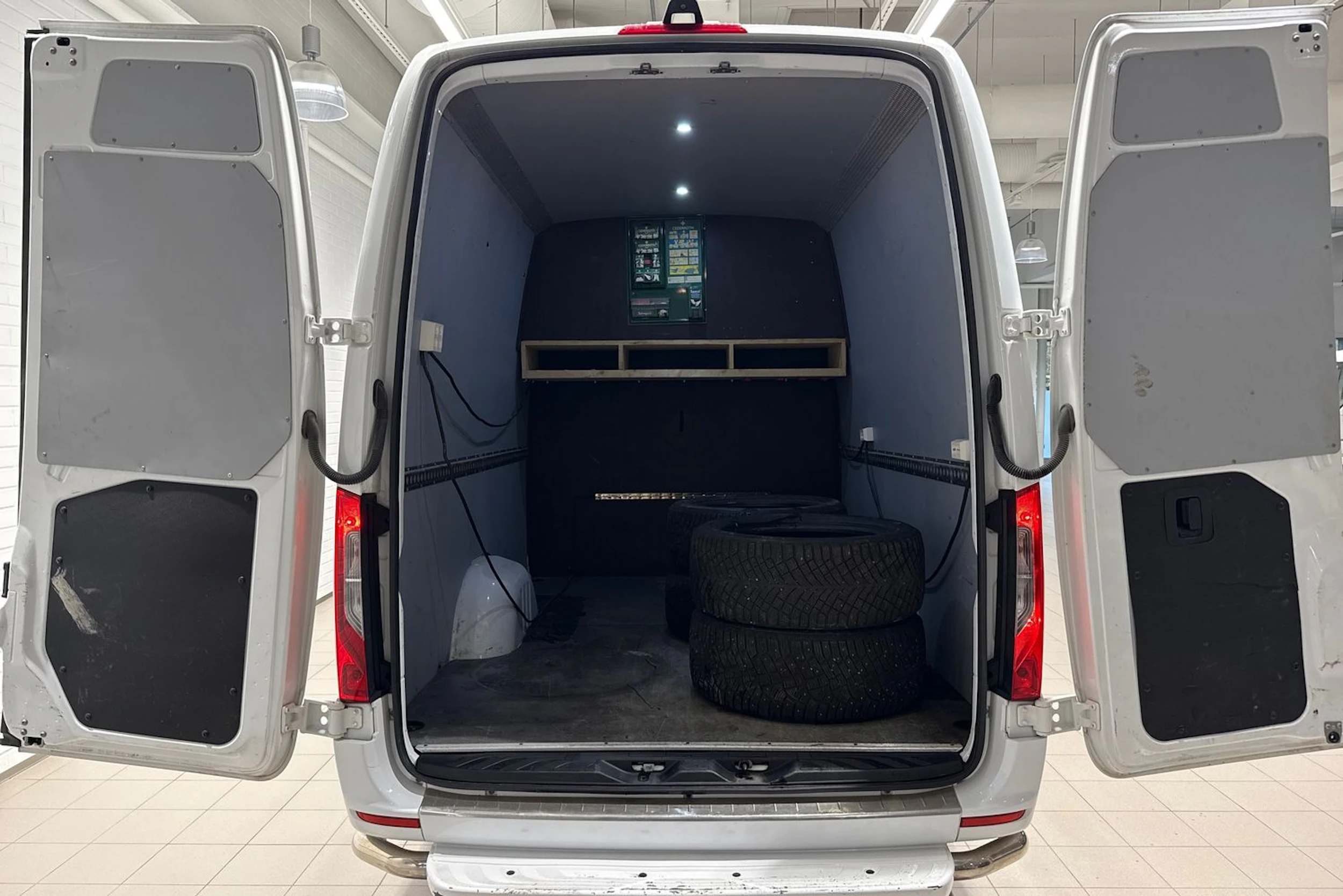 valkoinen Mercedes-Benz Sprinter 2020 kuva 18.