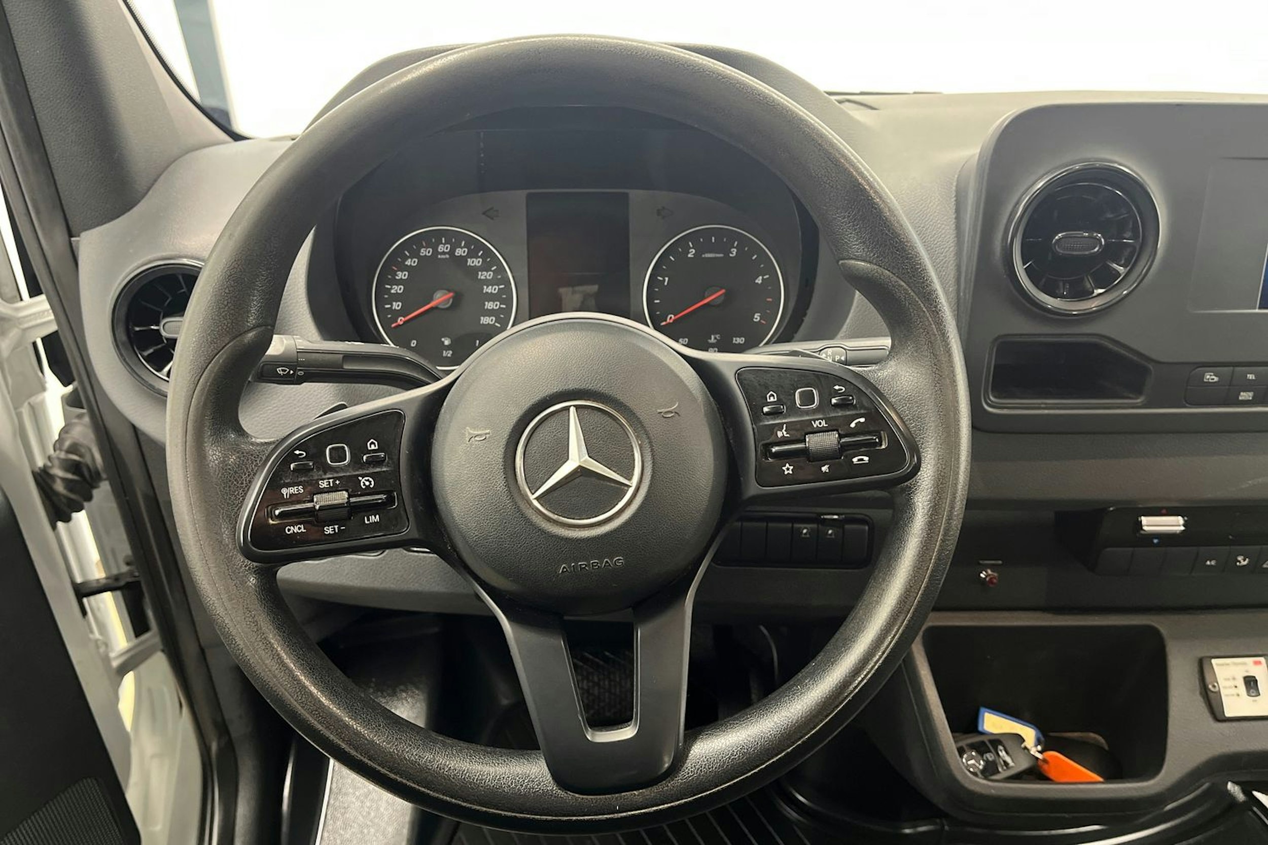 valkoinen Mercedes-Benz Sprinter 2020 kuva 18.