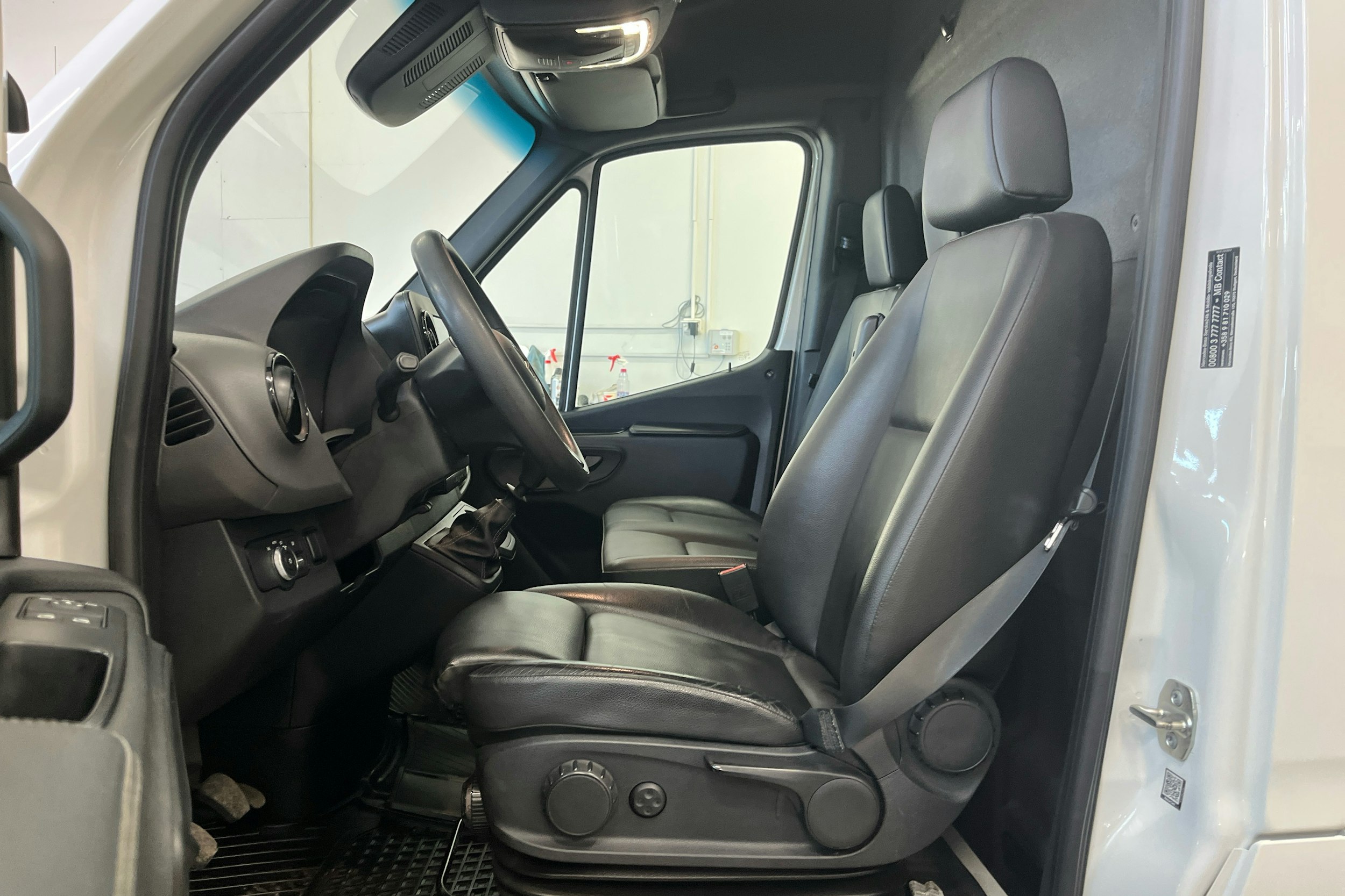 valkoinen Mercedes-Benz Sprinter 2020 kuva 8.