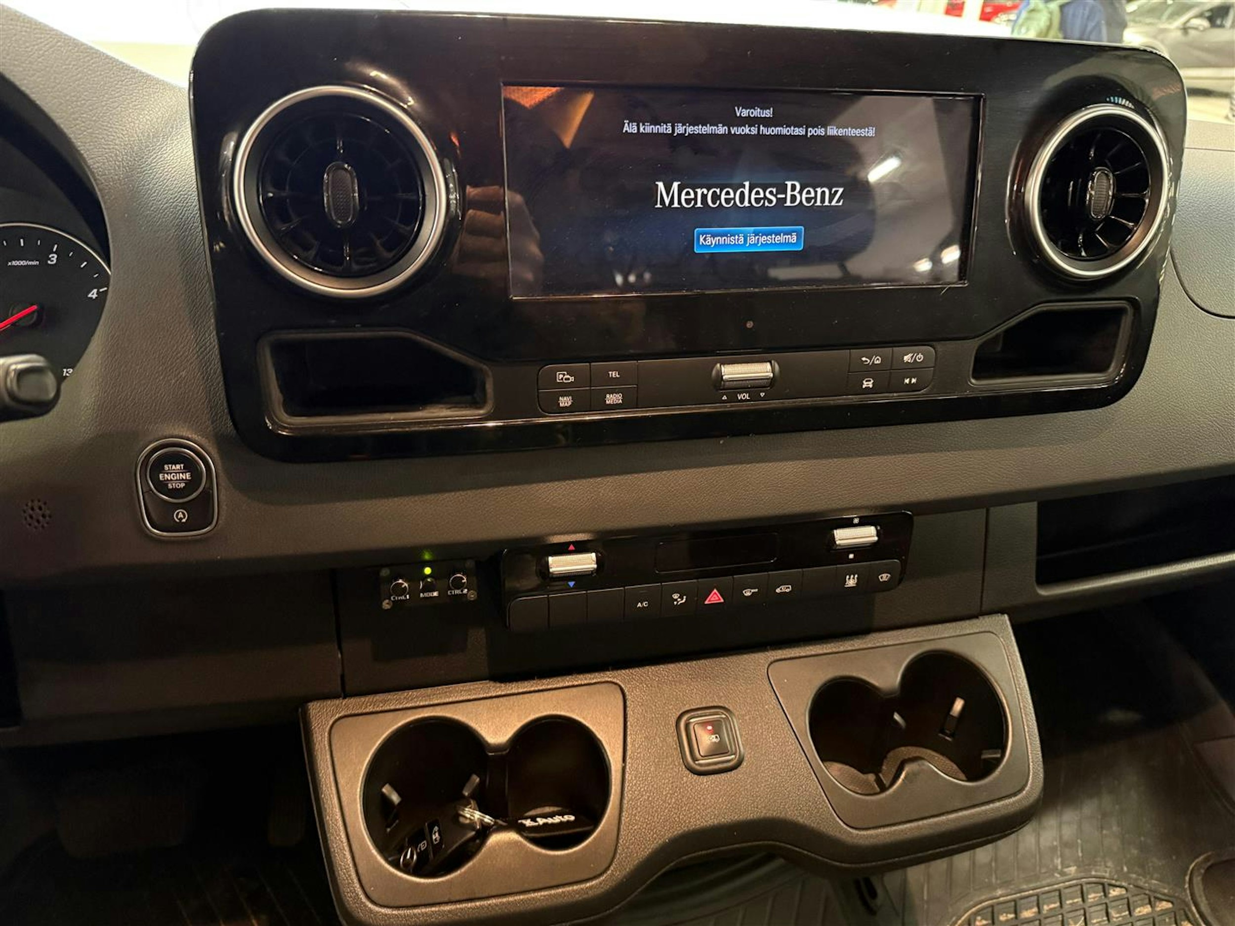musta Mercedes-Benz Sprinter 2020 kuva 9.