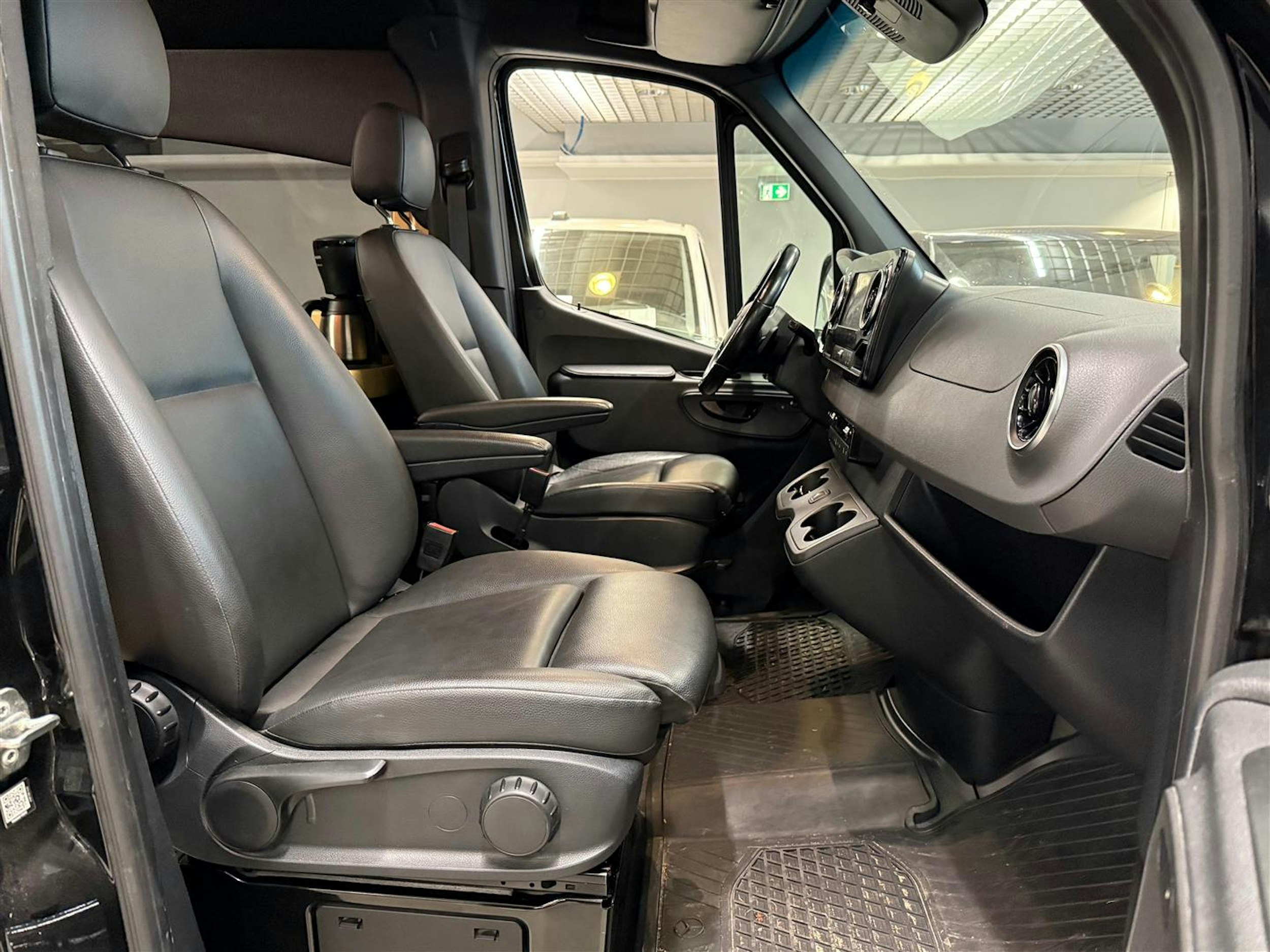 musta Mercedes-Benz Sprinter 2020 kuva 10.