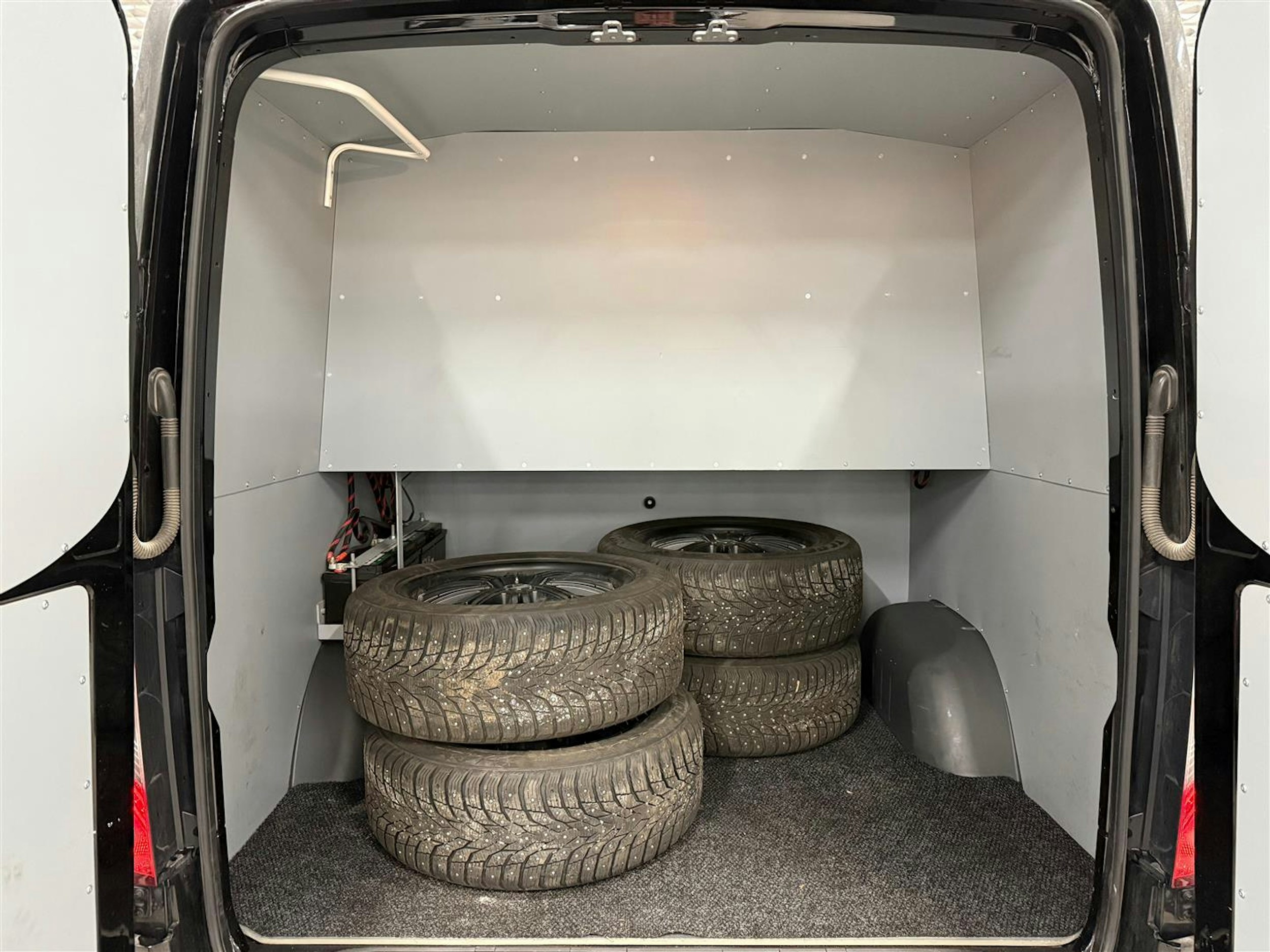 musta Mercedes-Benz Sprinter 2020 kuva 11.