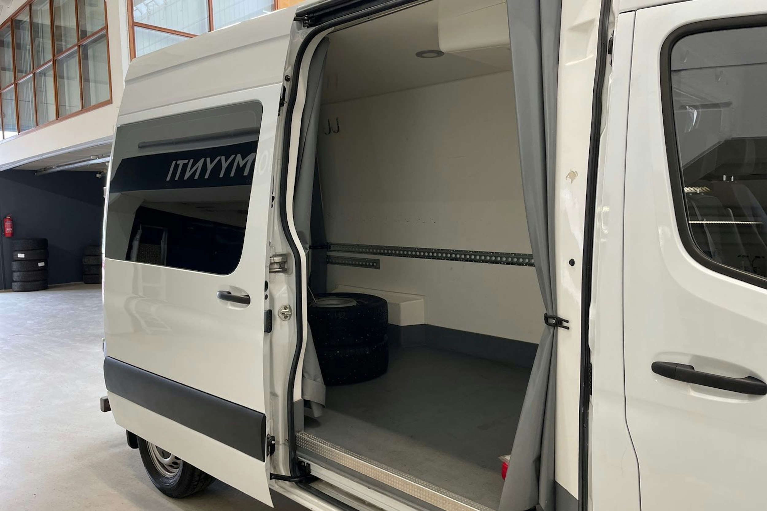 valkoinen Mercedes-Benz Sprinter 2020 kuva 13.