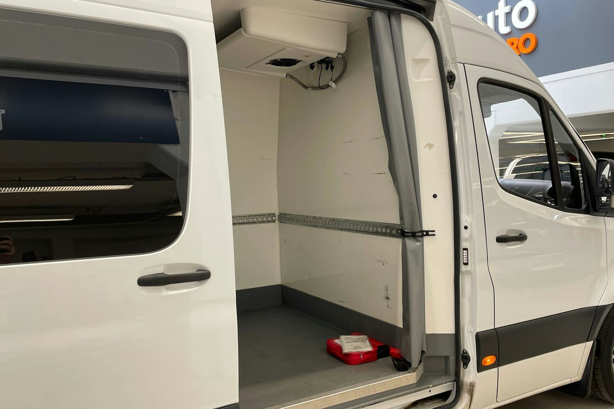 valkoinen Mercedes-Benz Sprinter 2020 kuva 14.