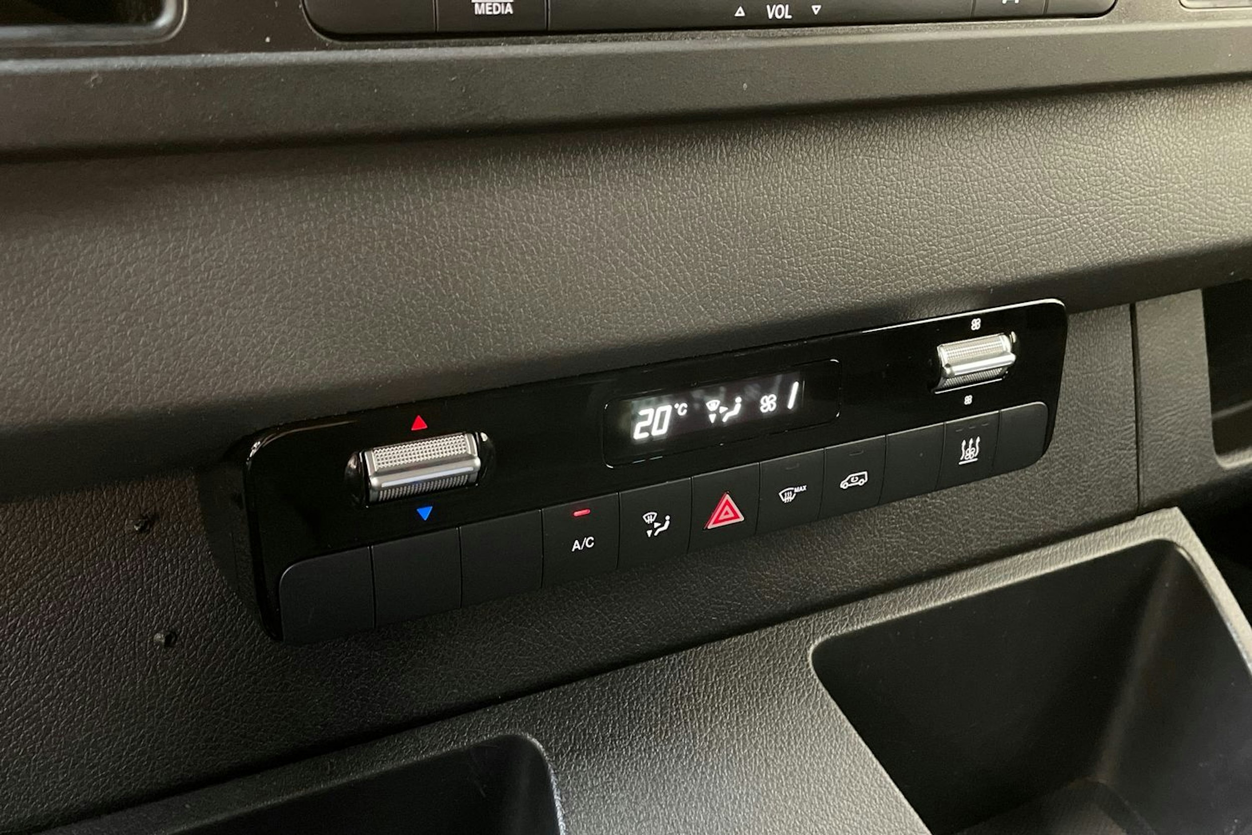 valkoinen Mercedes-Benz Sprinter 2020 kuva 19.