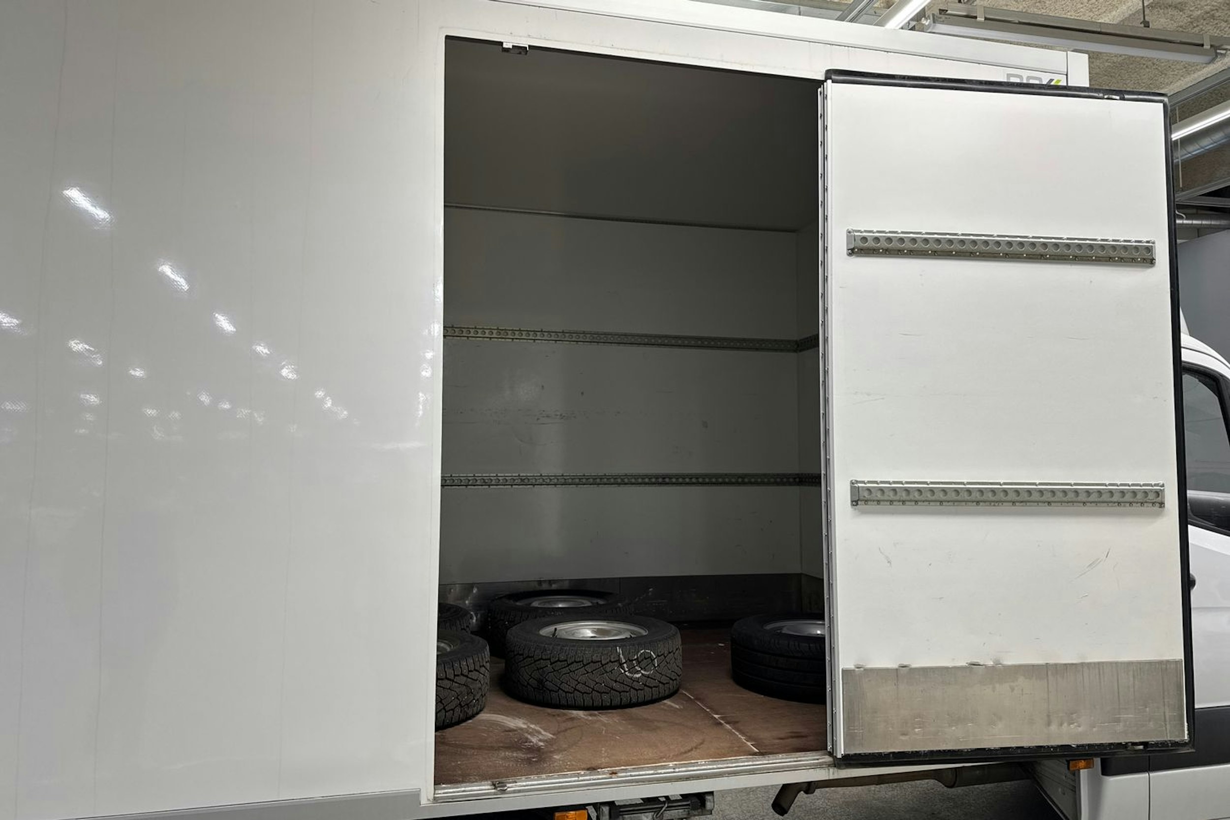 valkoinen Mercedes-Benz Sprinter 2020 kuva 13.