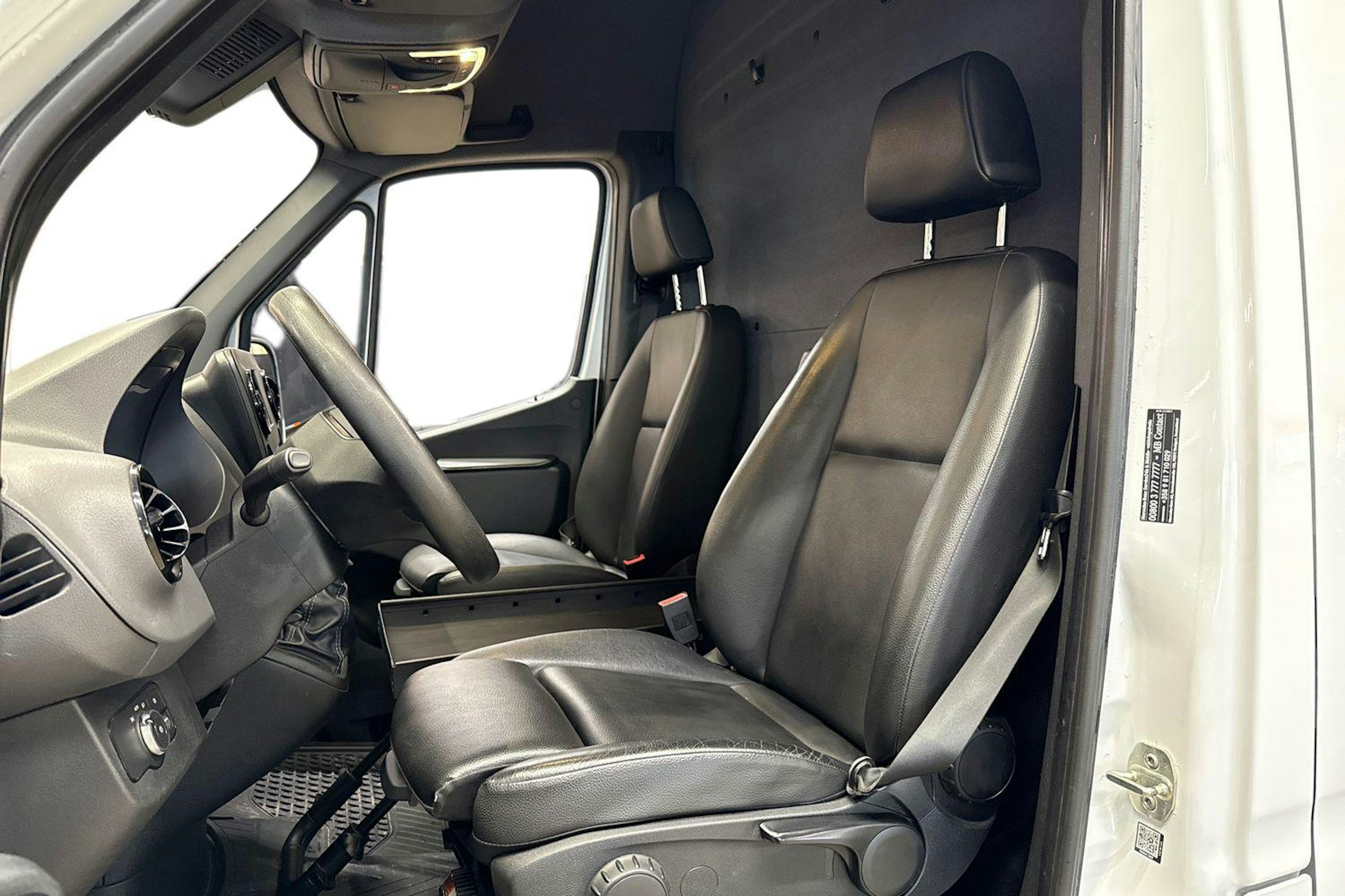 valkoinen Mercedes-Benz Sprinter 2020 kuva 8.