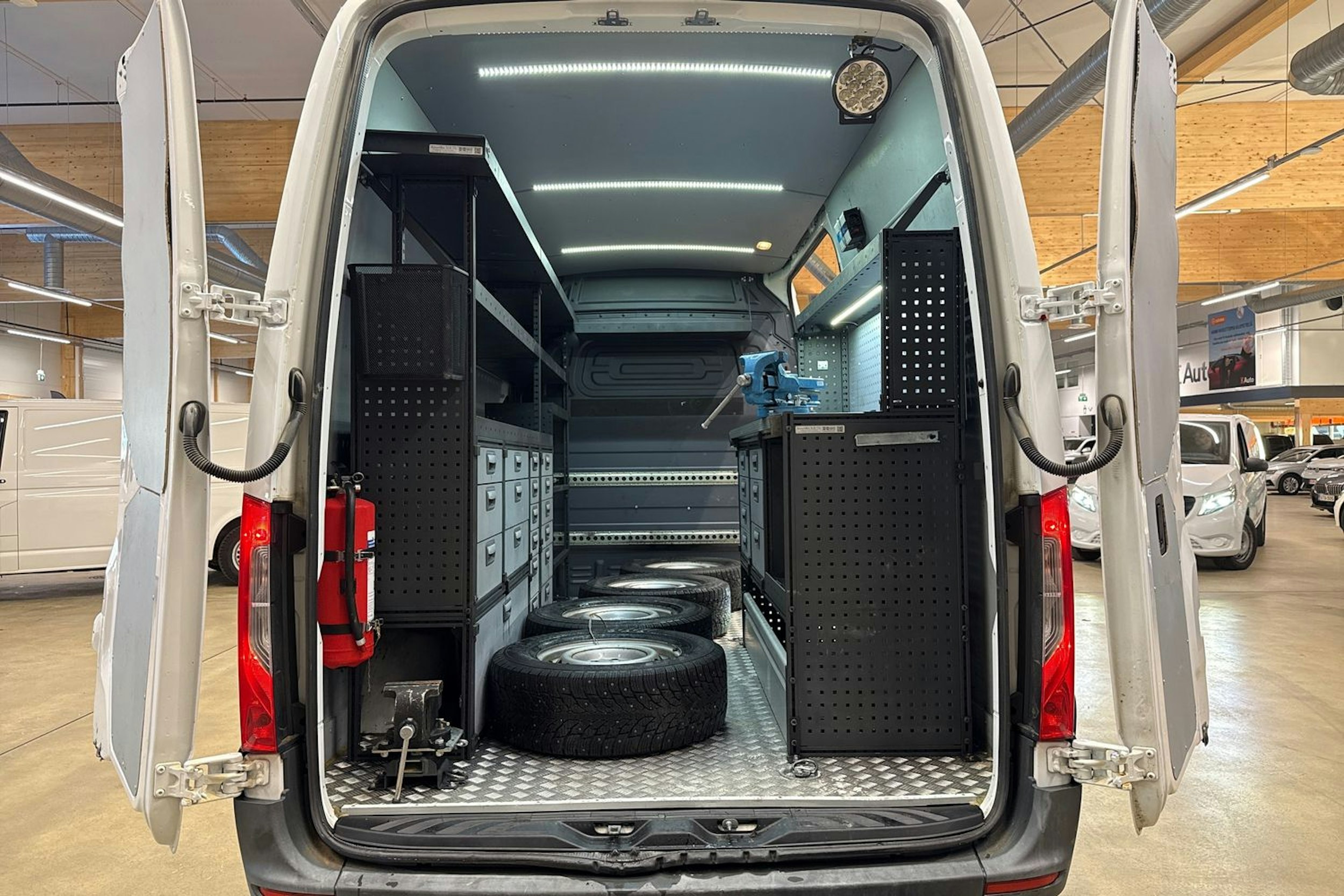 valkoinen Mercedes-Benz Sprinter 2020 kuva 15.