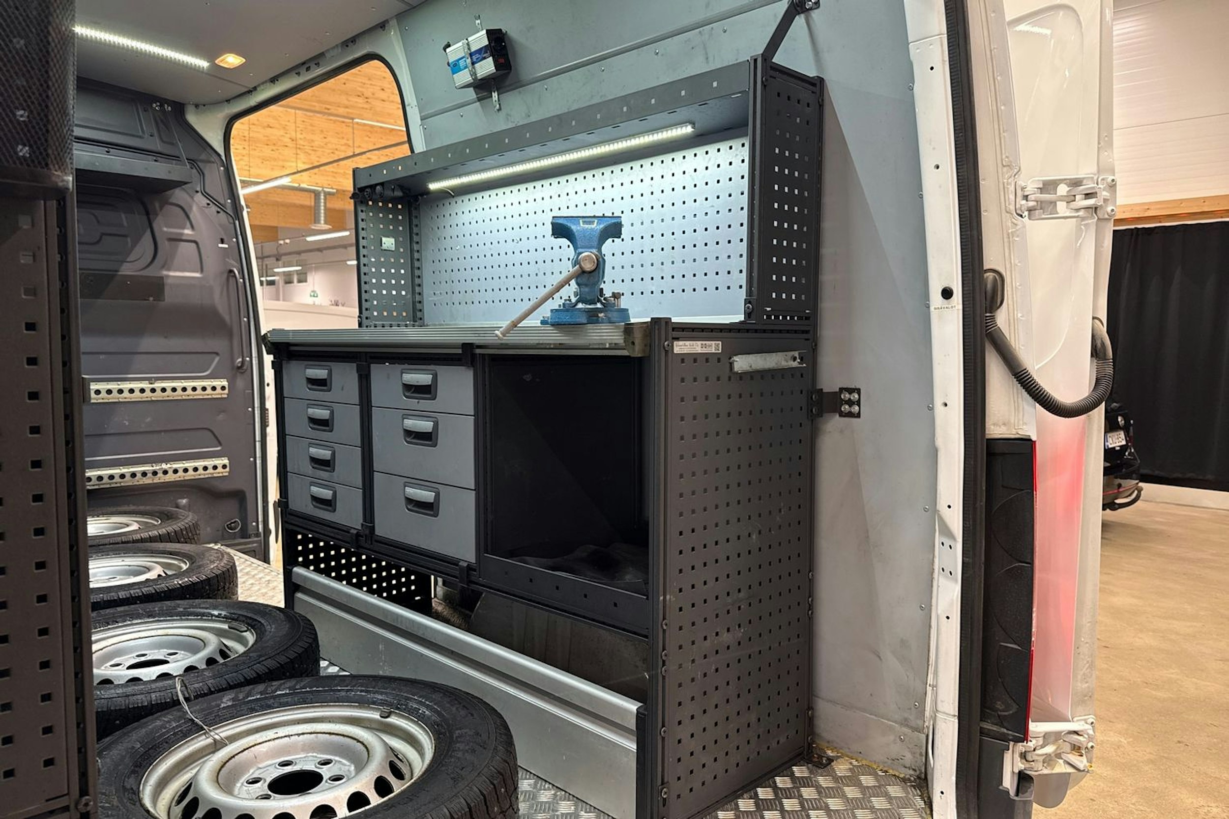 valkoinen Mercedes-Benz Sprinter 2020 kuva 16.