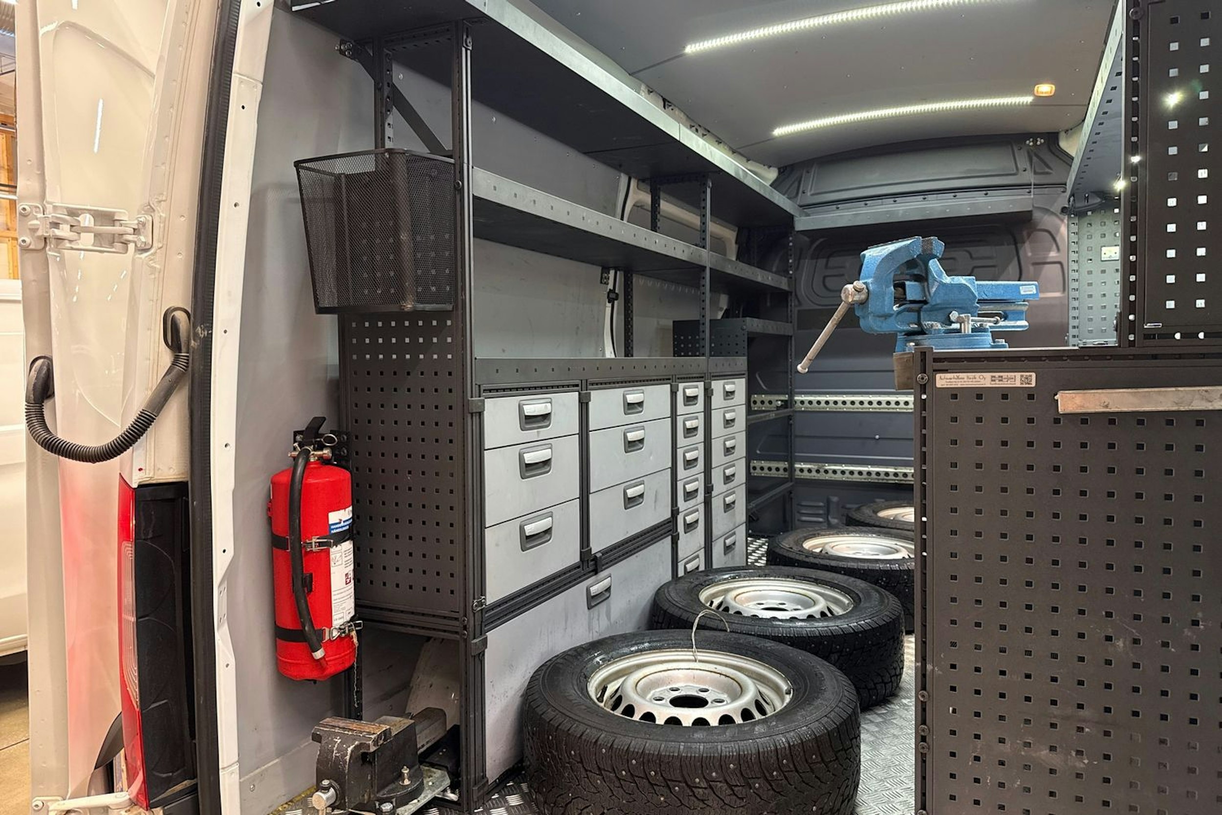 valkoinen Mercedes-Benz Sprinter 2020 kuva 17.