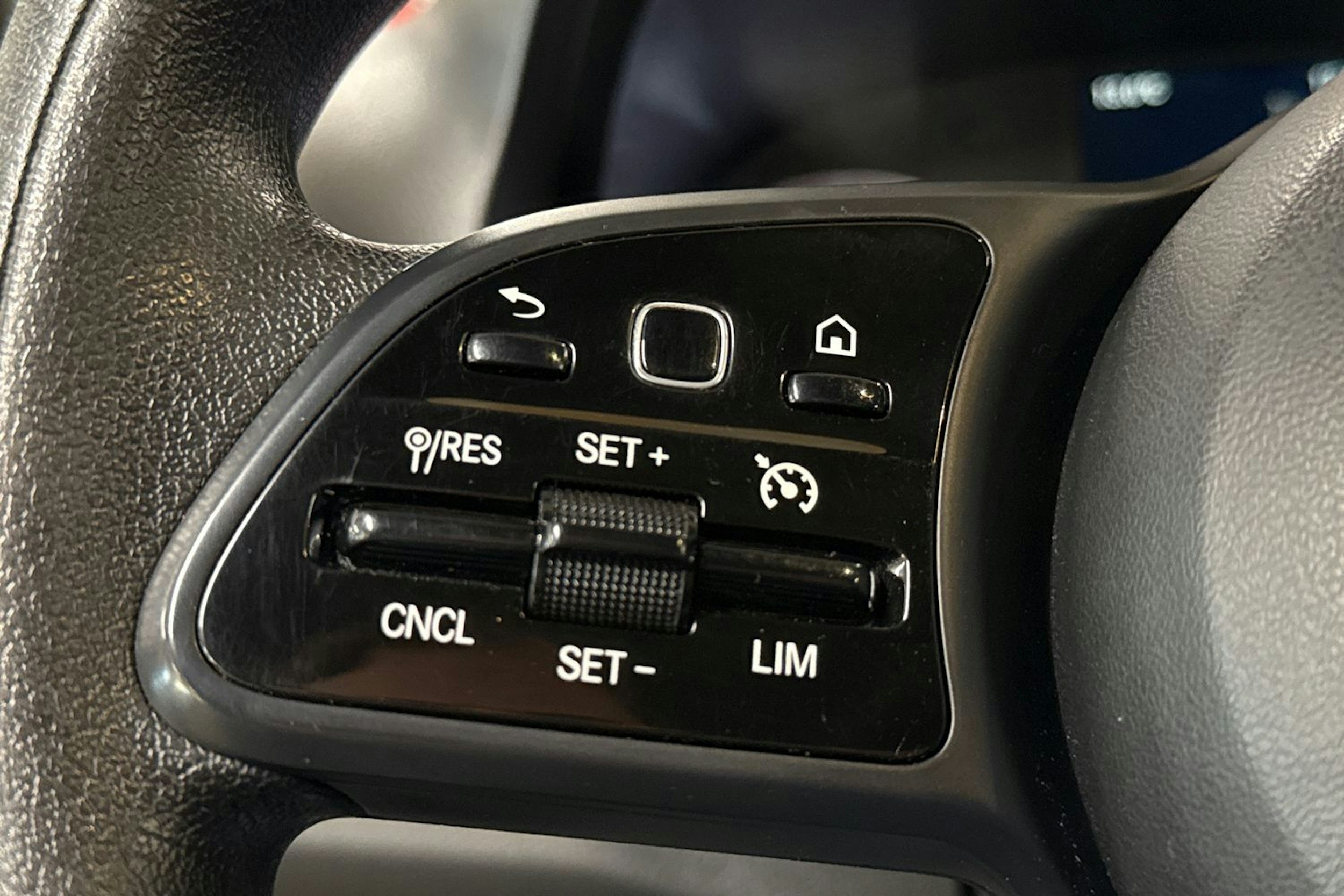 valkoinen Mercedes-Benz Sprinter 2020 kuva 23.