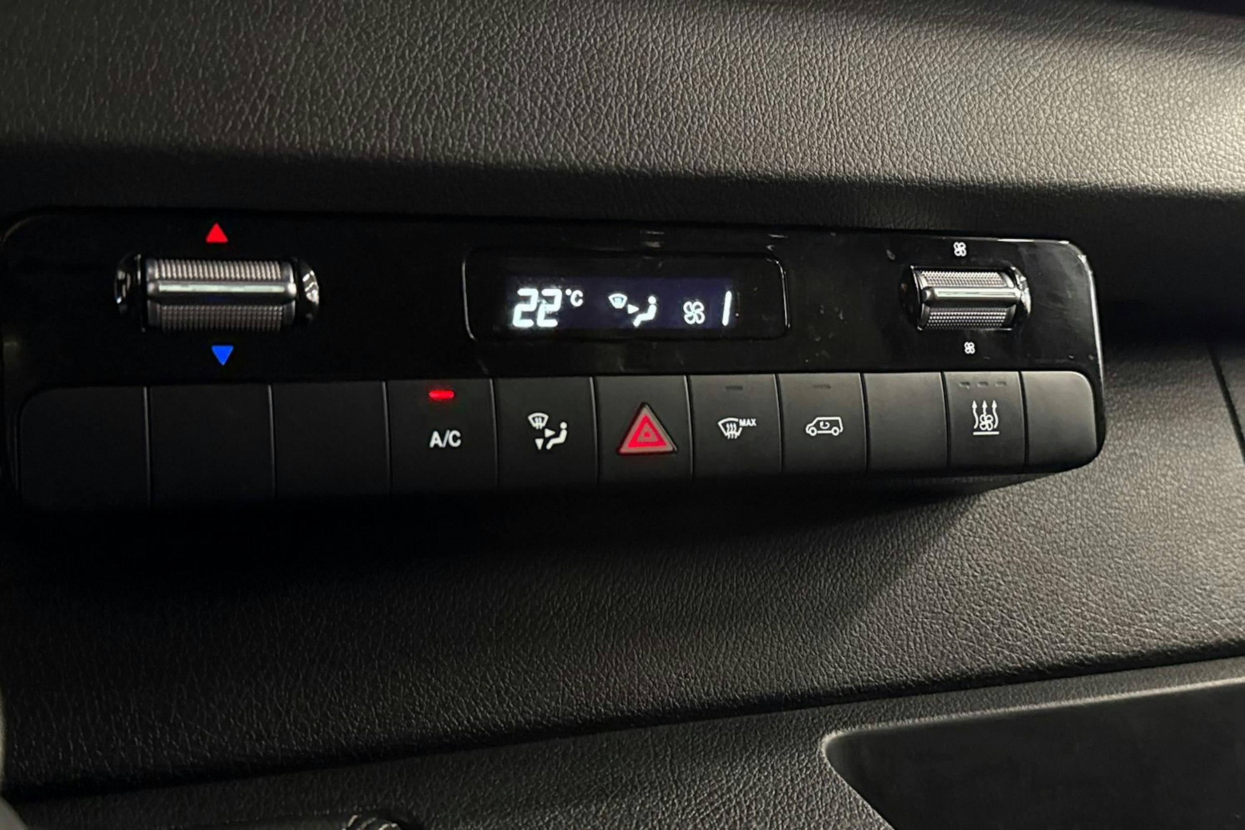 valkoinen Mercedes-Benz Sprinter 2020 kuva 29.