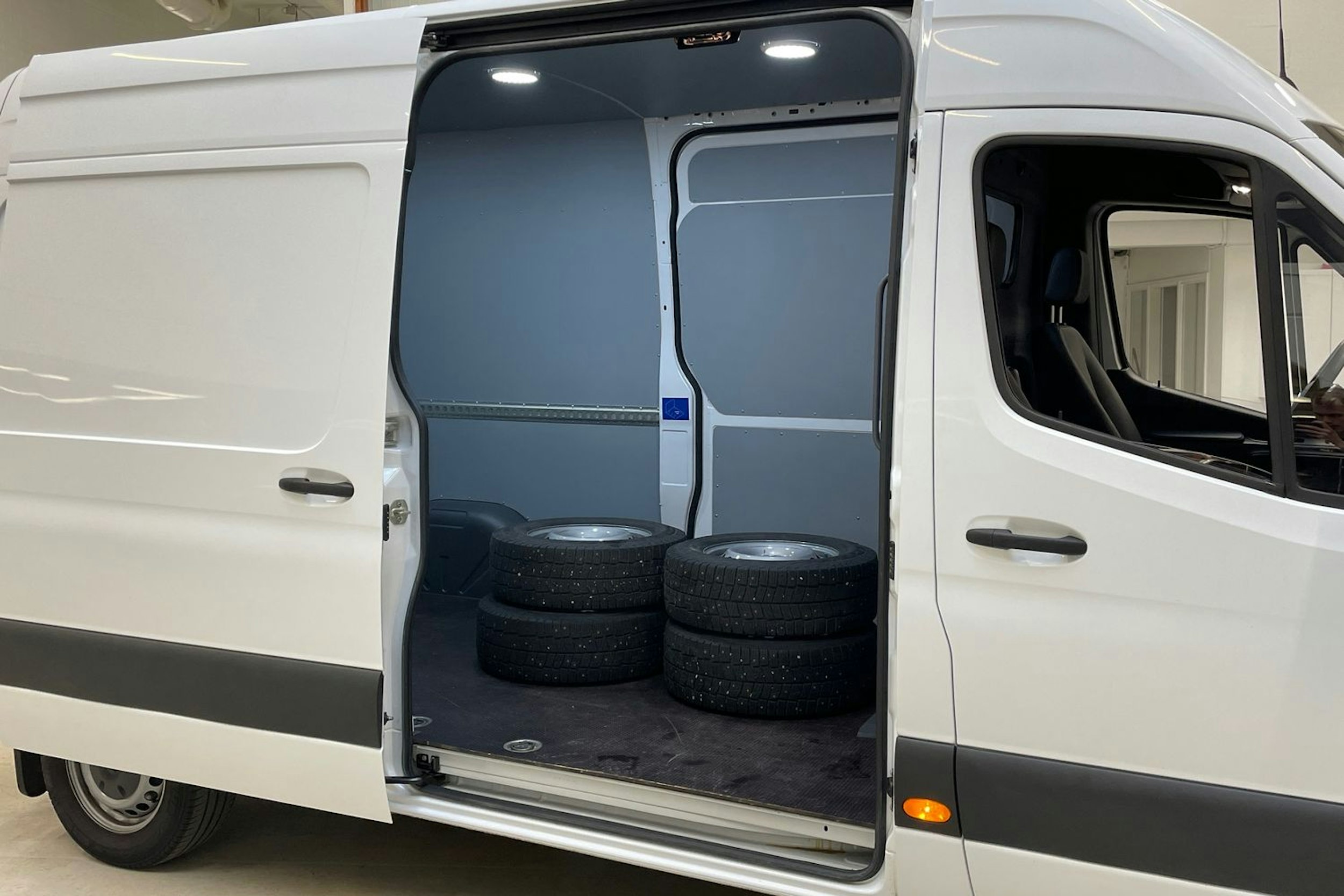 valkoinen Mercedes-Benz Sprinter 2020 kuva 10.
