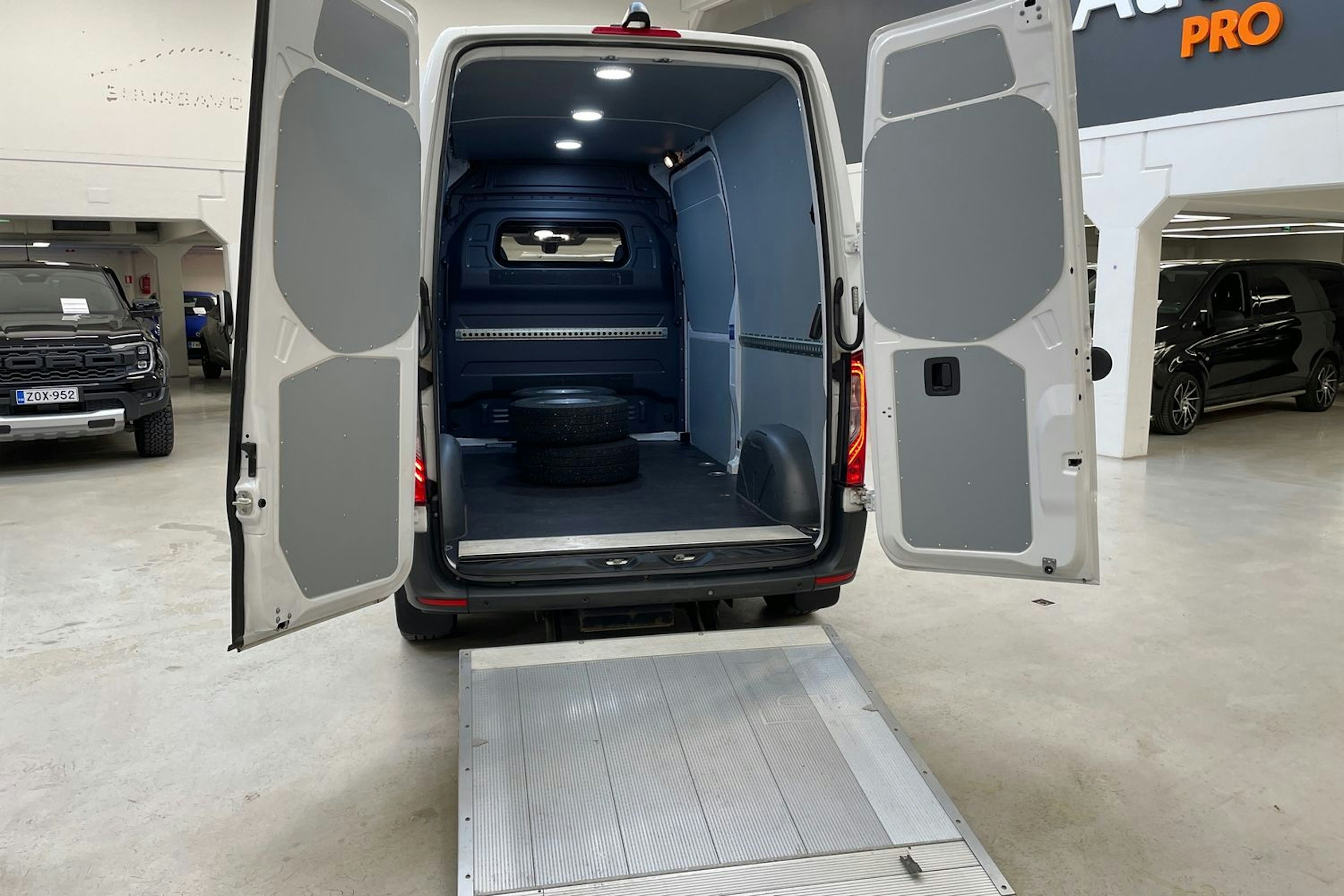 valkoinen Mercedes-Benz Sprinter 2020 kuva 12.