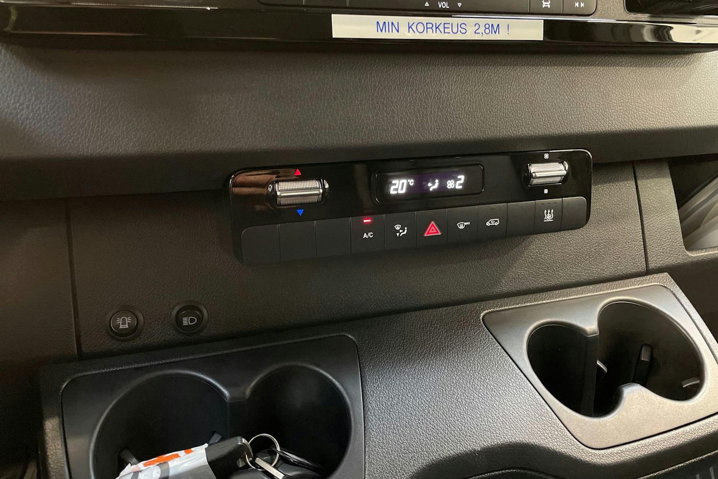 valkoinen Mercedes-Benz Sprinter 2020 kuva 21.