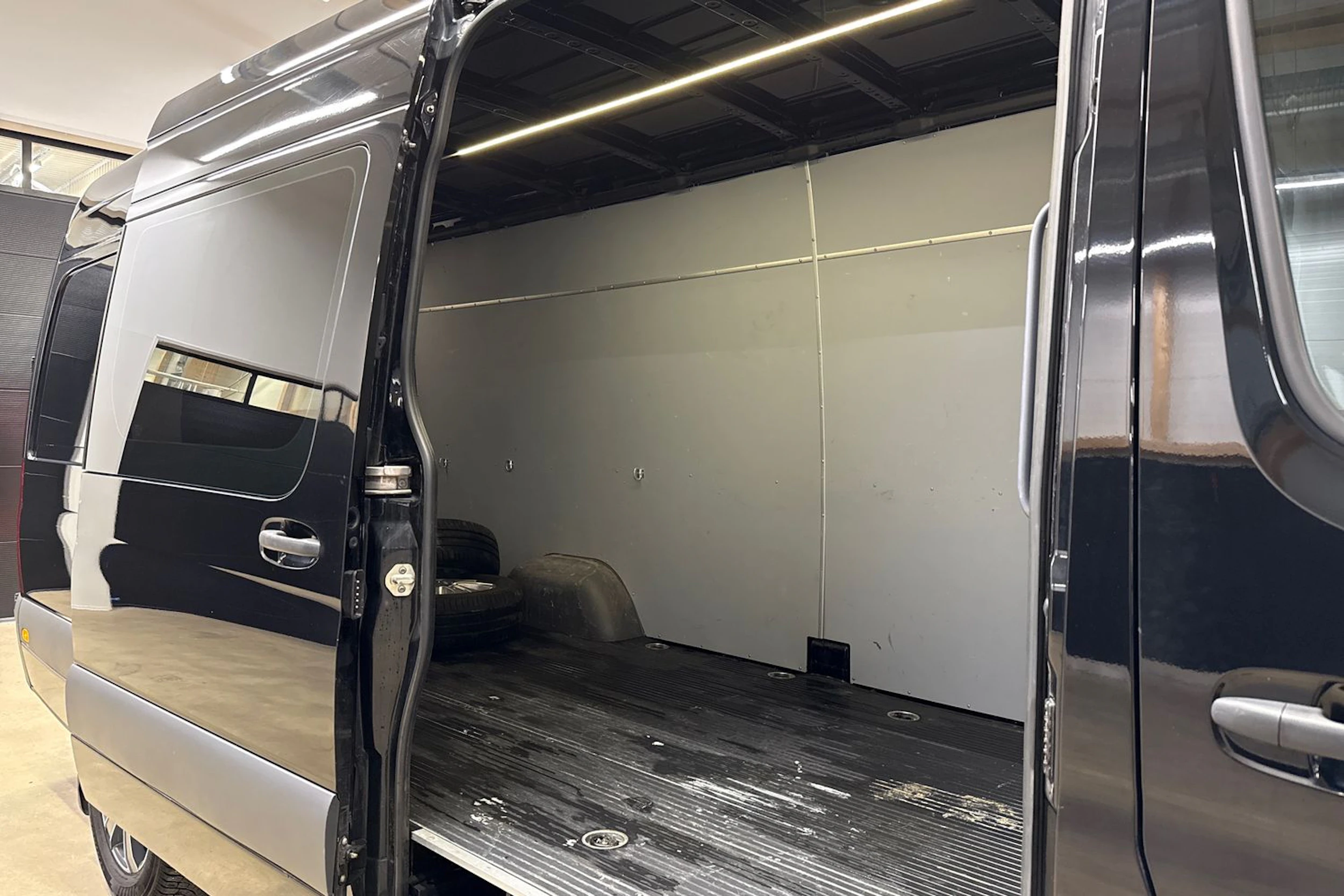 musta Mercedes-Benz Sprinter 2021 kuva 19.