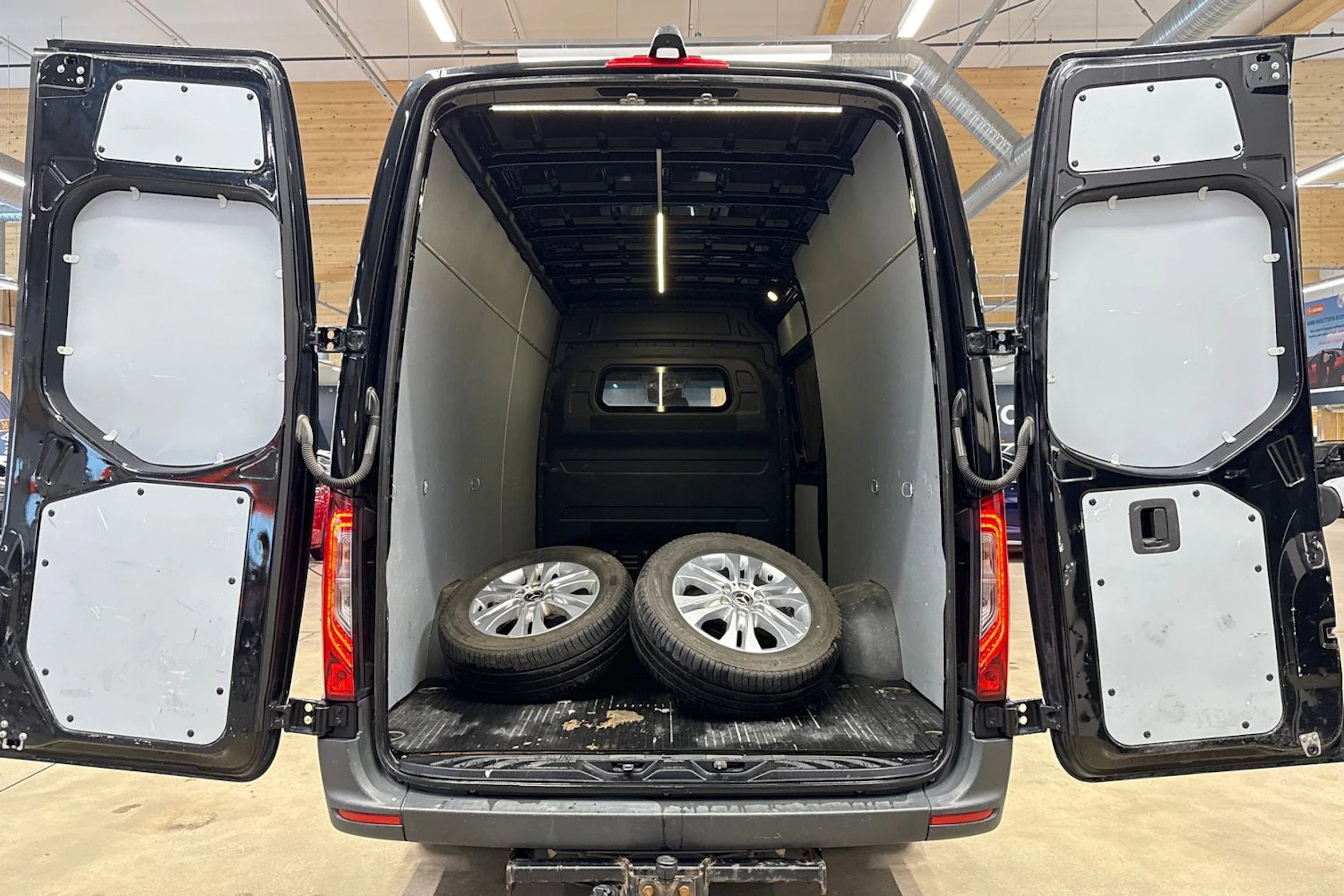 musta Mercedes-Benz Sprinter 2021 kuva 20.