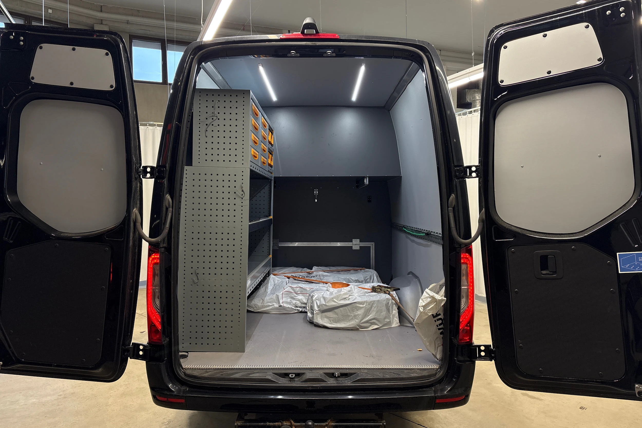 musta Mercedes-Benz Sprinter 2021 kuva 10.