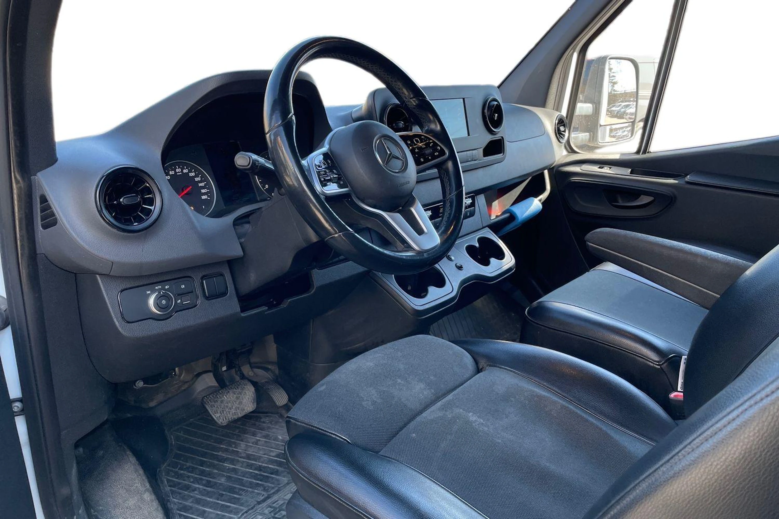 sininen Mercedes-Benz Sprinter 2021 kuva 3.