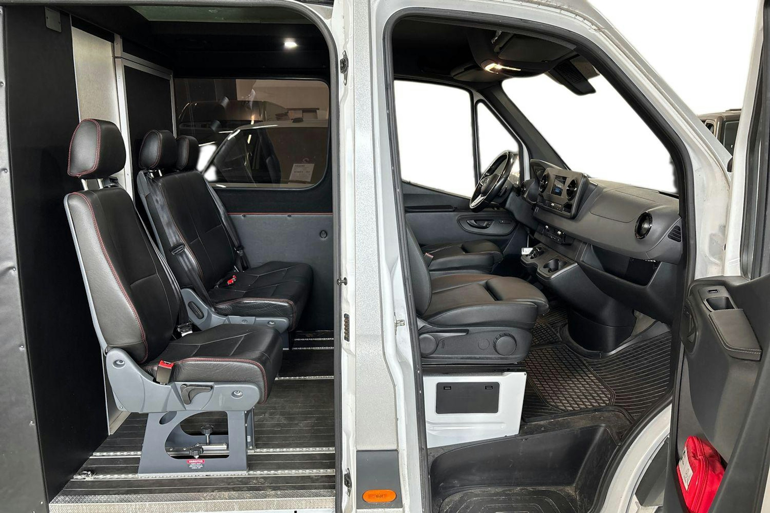 musta Mercedes-Benz Sprinter 2021 kuva 3.