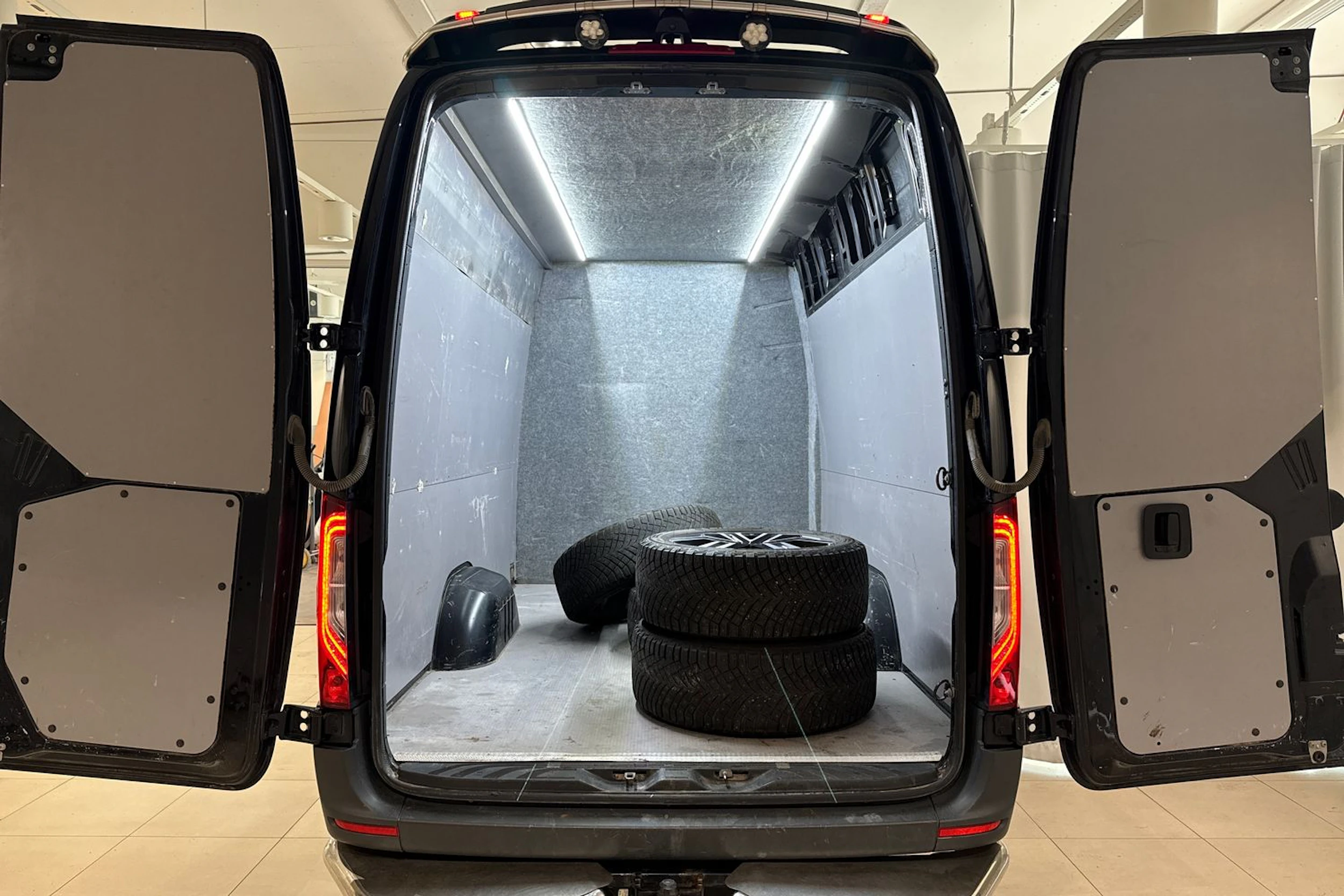 musta Mercedes-Benz Sprinter 2021 kuva 15.