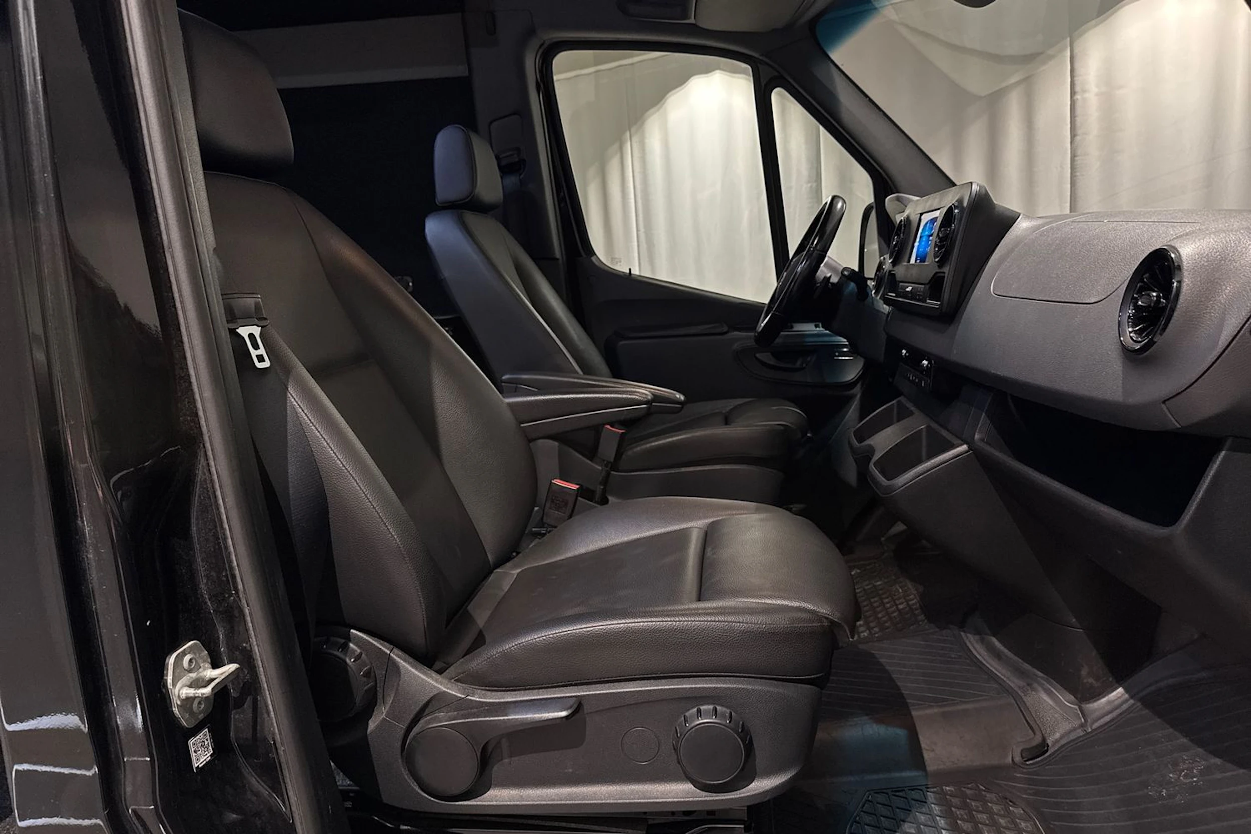 musta Mercedes-Benz Sprinter 2021 kuva 17.