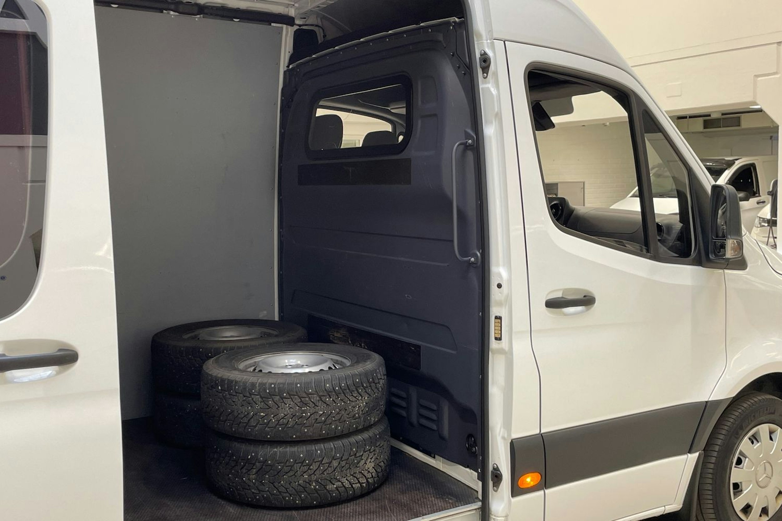 valkoinen Mercedes-Benz Sprinter 2021 kuva 13.