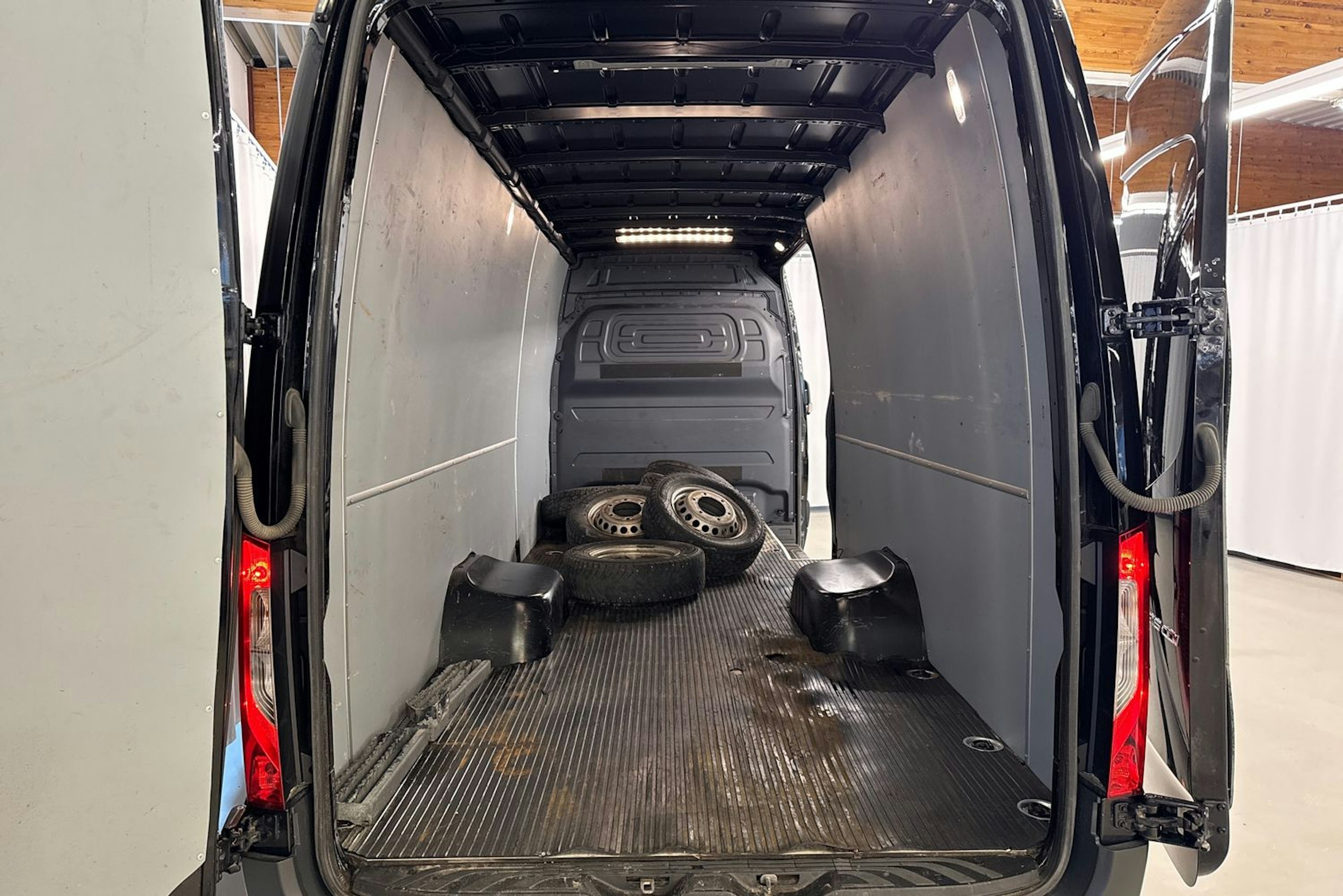 musta Mercedes-Benz Sprinter 2021 kuva 26.