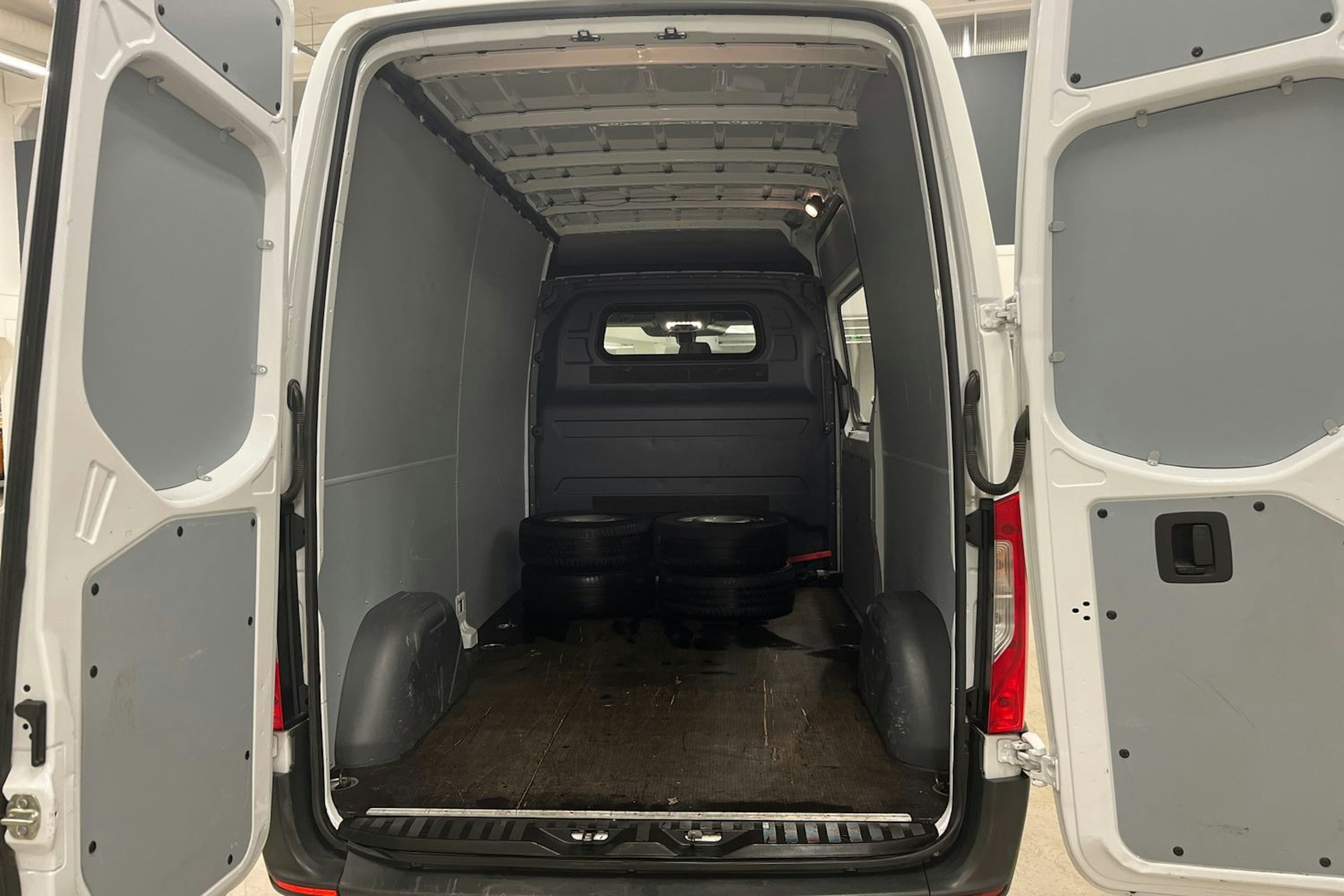 valkoinen Mercedes-Benz Sprinter 2021 kuva 15.