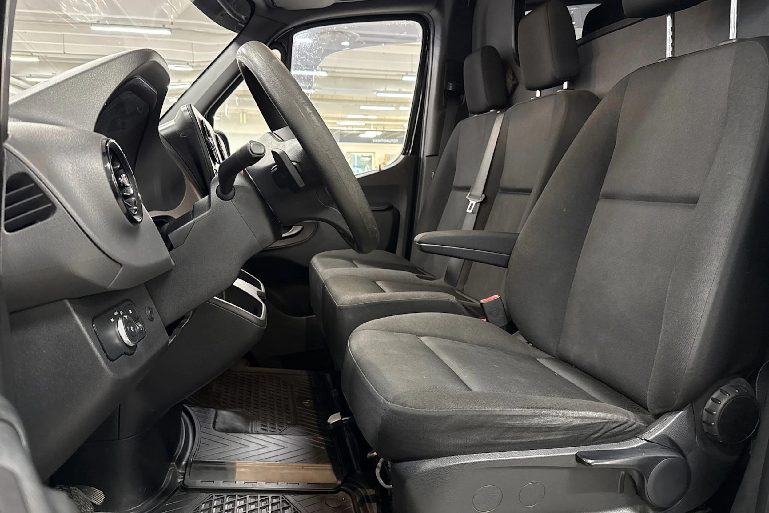 musta Mercedes-Benz Sprinter 2021 kuva 16.