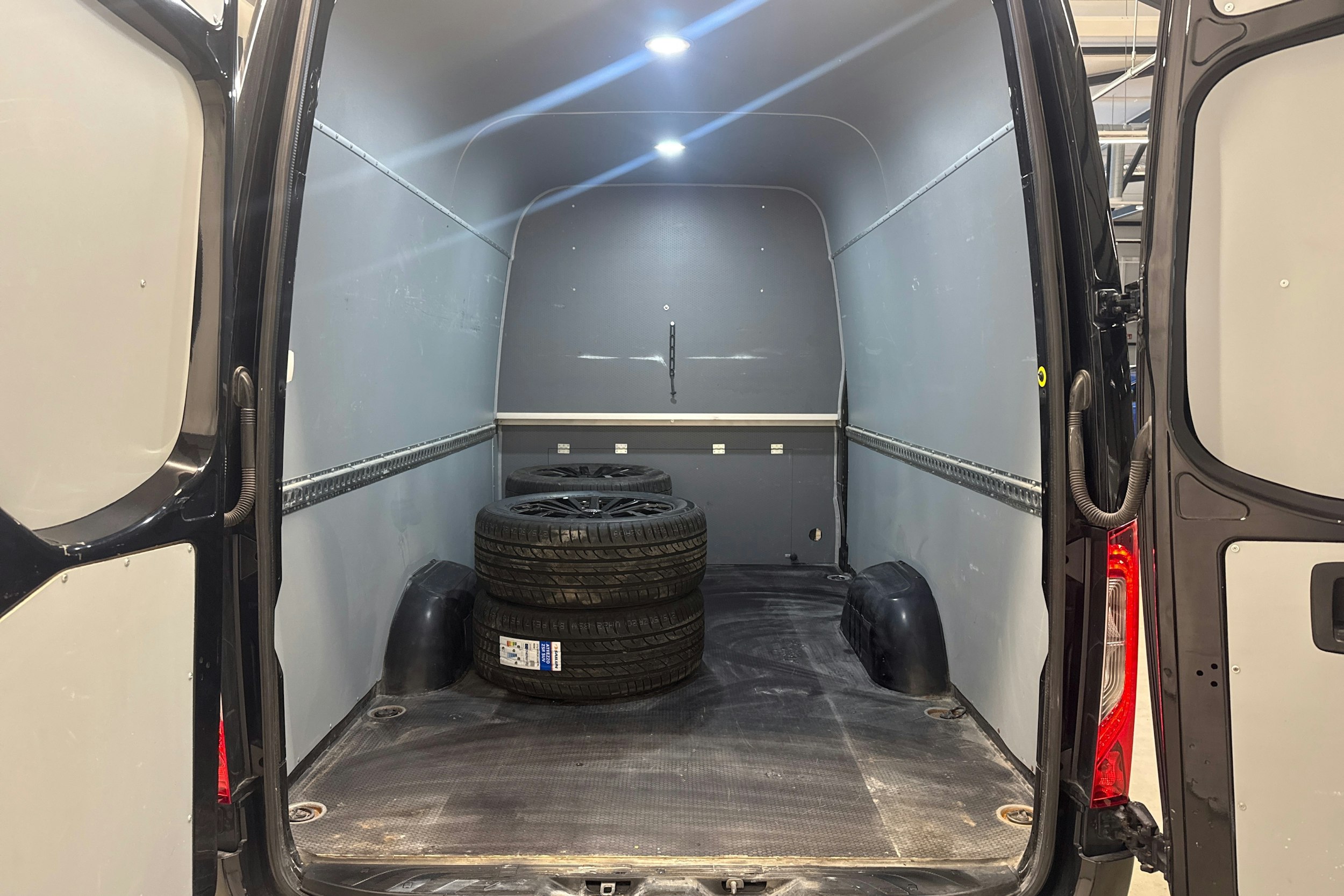 musta Mercedes-Benz Sprinter 2021 kuva 23.