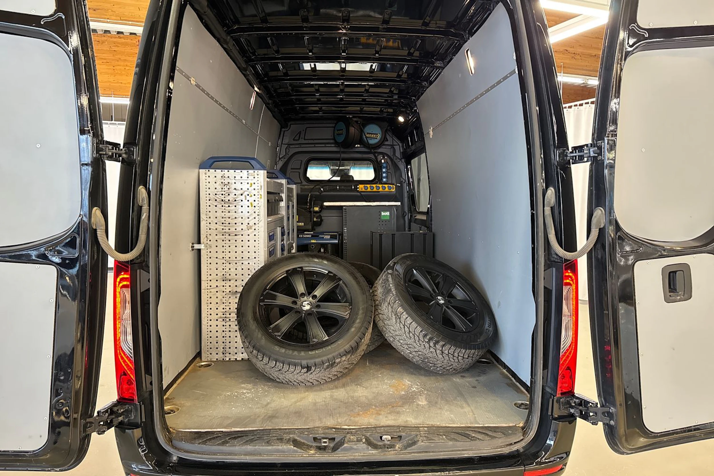 musta Mercedes-Benz Sprinter 2021 kuva 25.