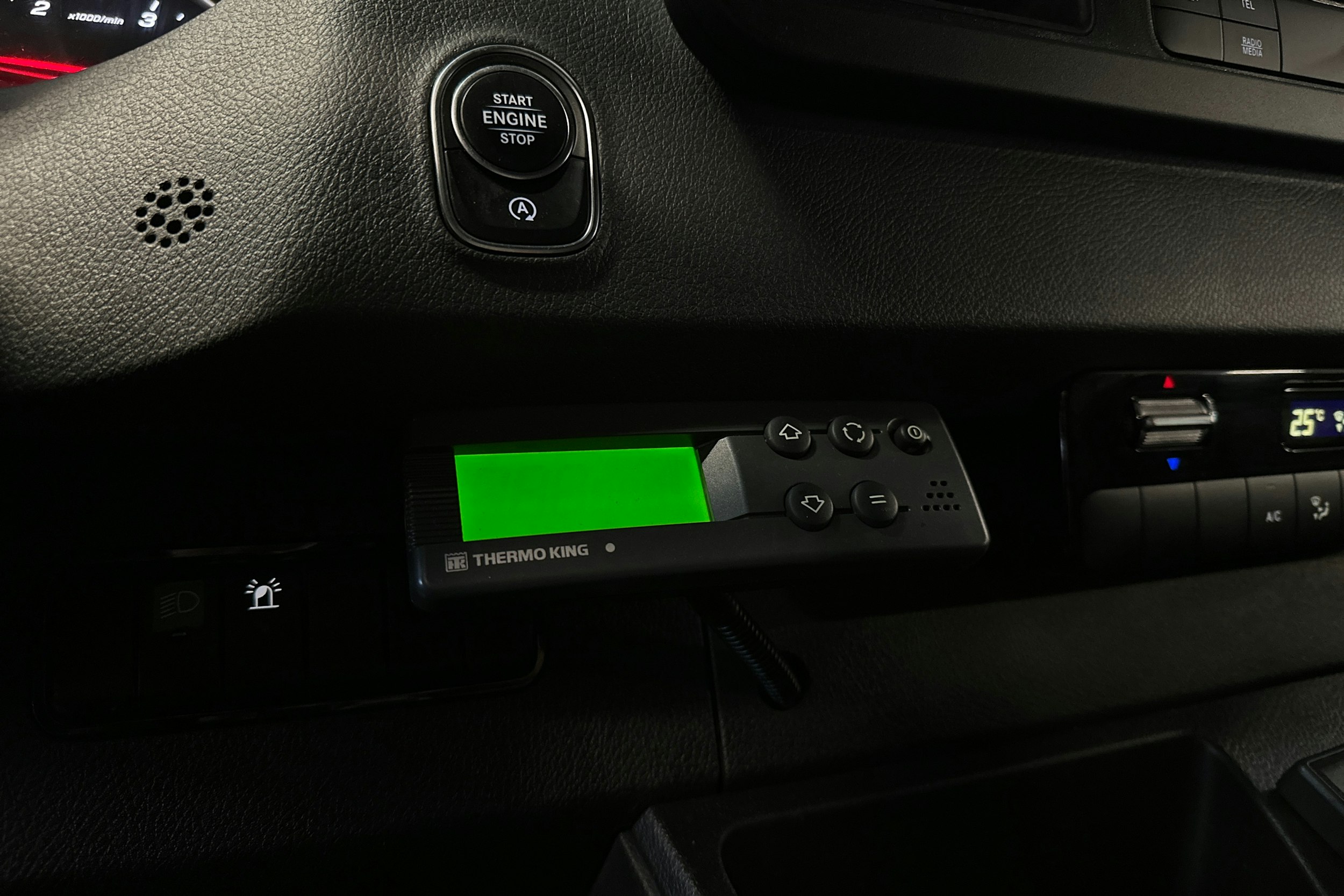 valkoinen Mercedes-Benz Sprinter 2021 kuva 16.