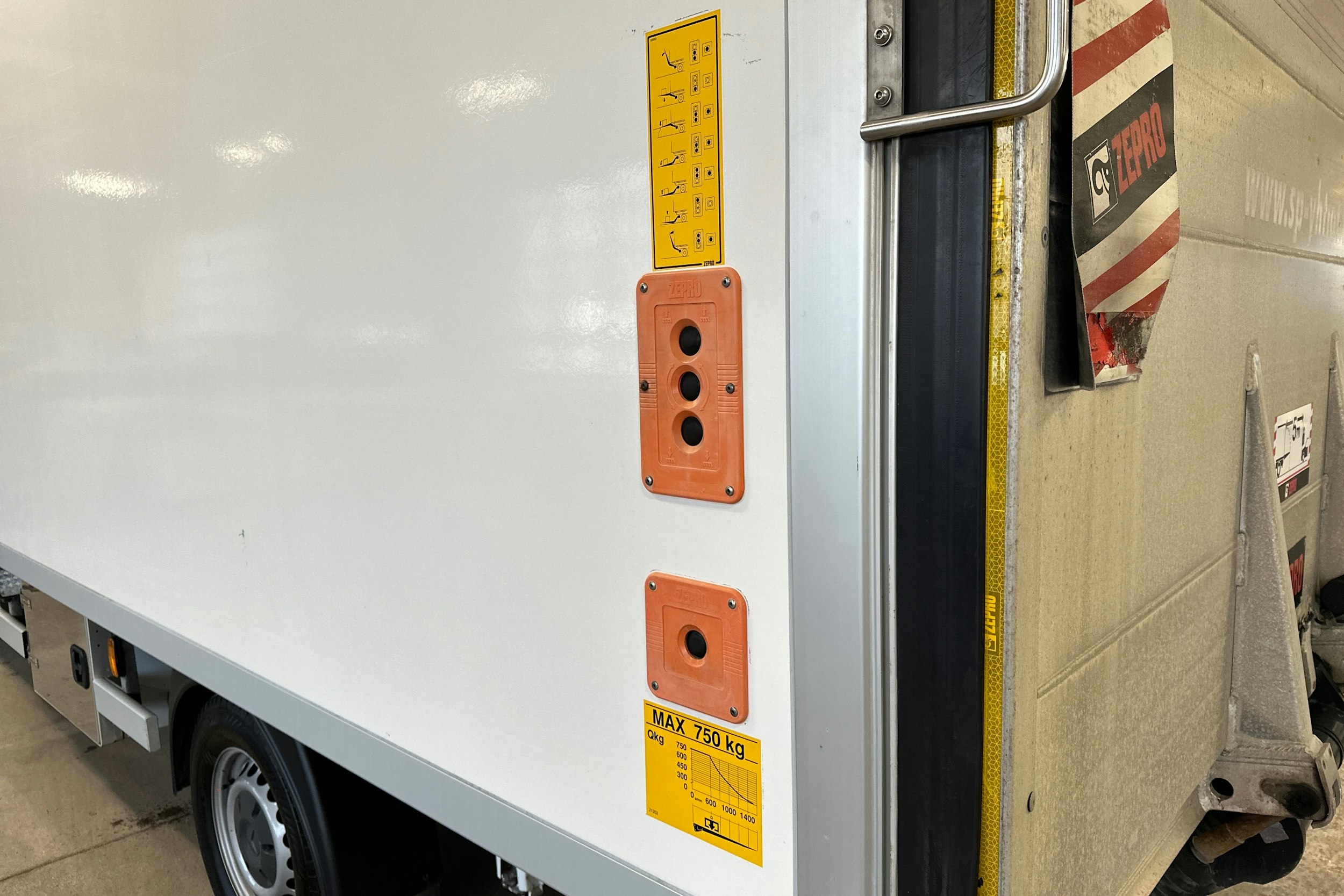 valkoinen Mercedes-Benz Sprinter 2021 kuva 23.