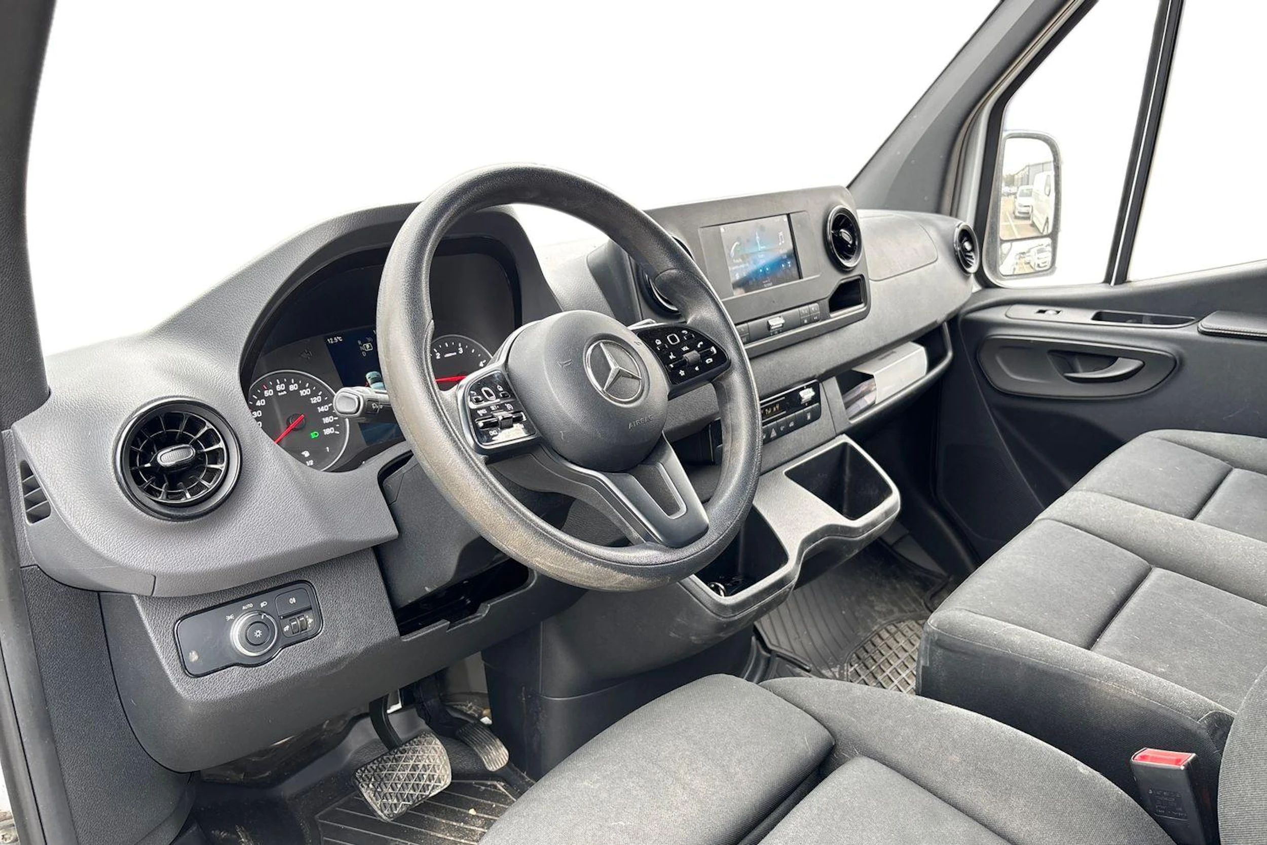 valkoinen Mercedes-Benz Sprinter 2021 kuva 3.