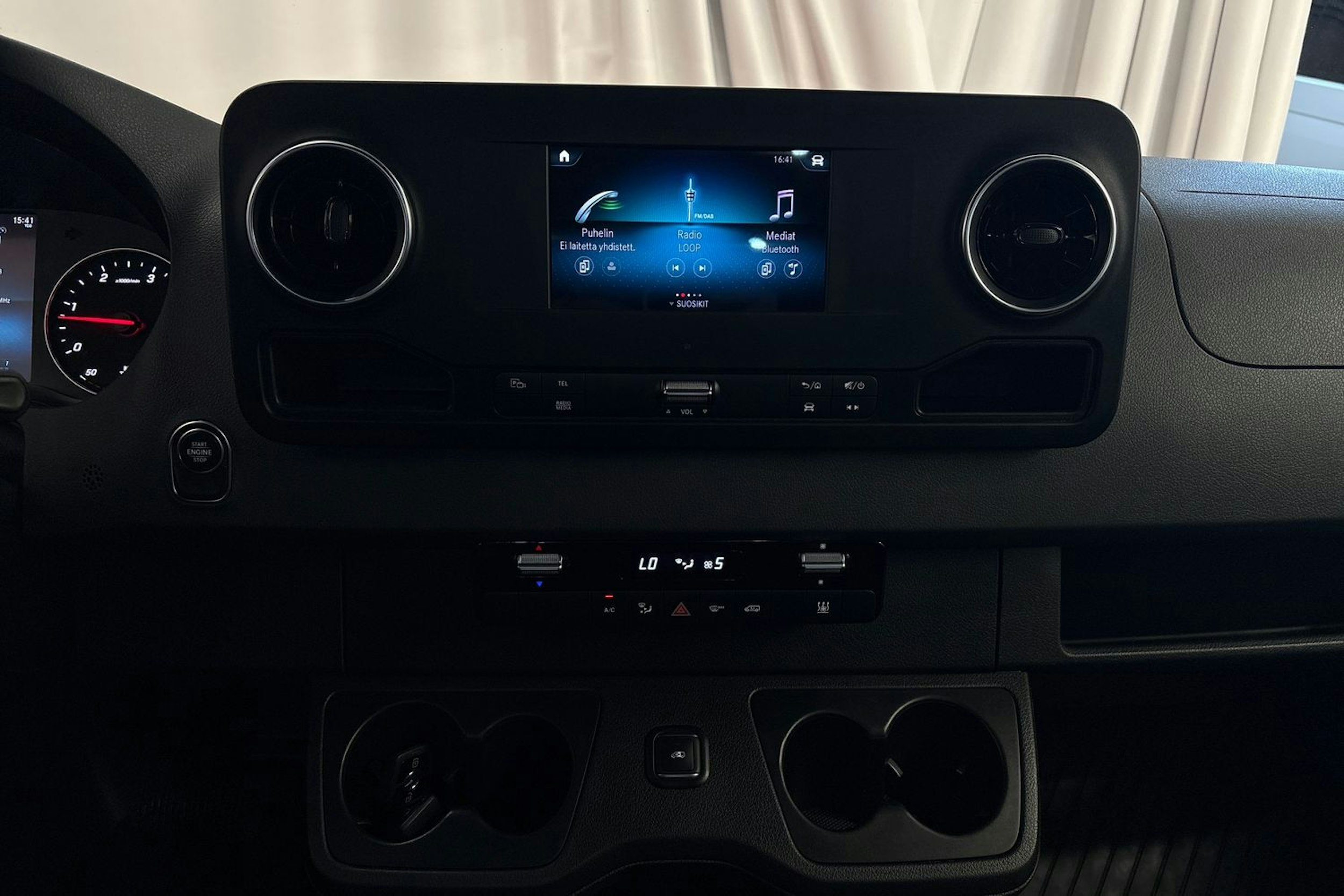 punainen Mercedes-Benz Sprinter 2021 kuva 11.