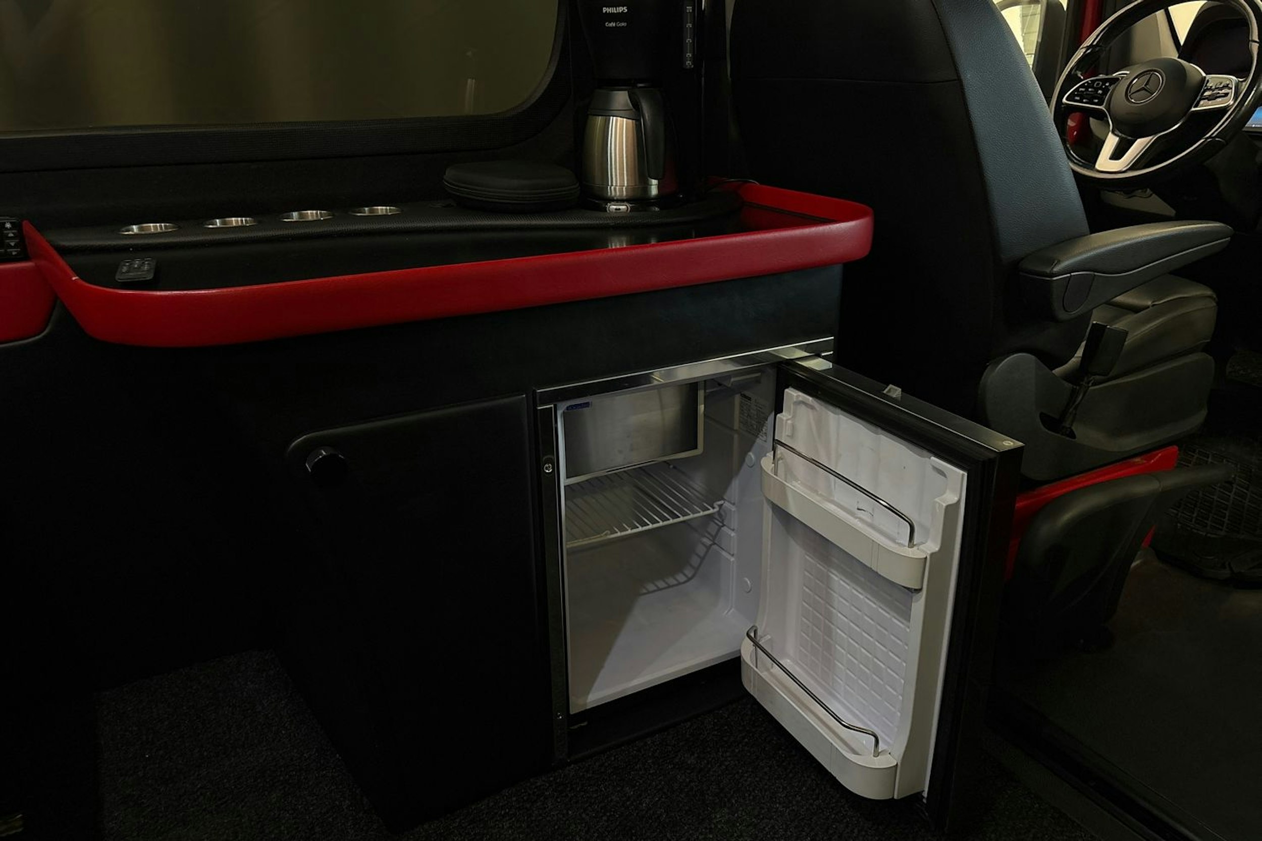 punainen Mercedes-Benz Sprinter 2021 kuva 18.