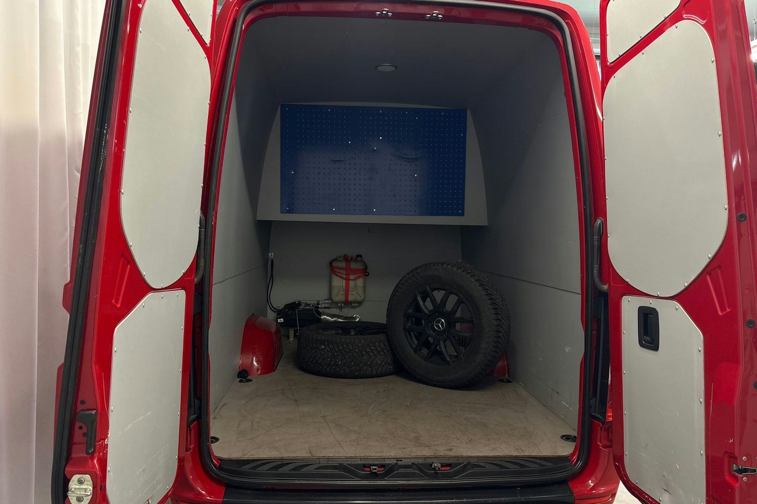 punainen Mercedes-Benz Sprinter 2021 kuva 19.