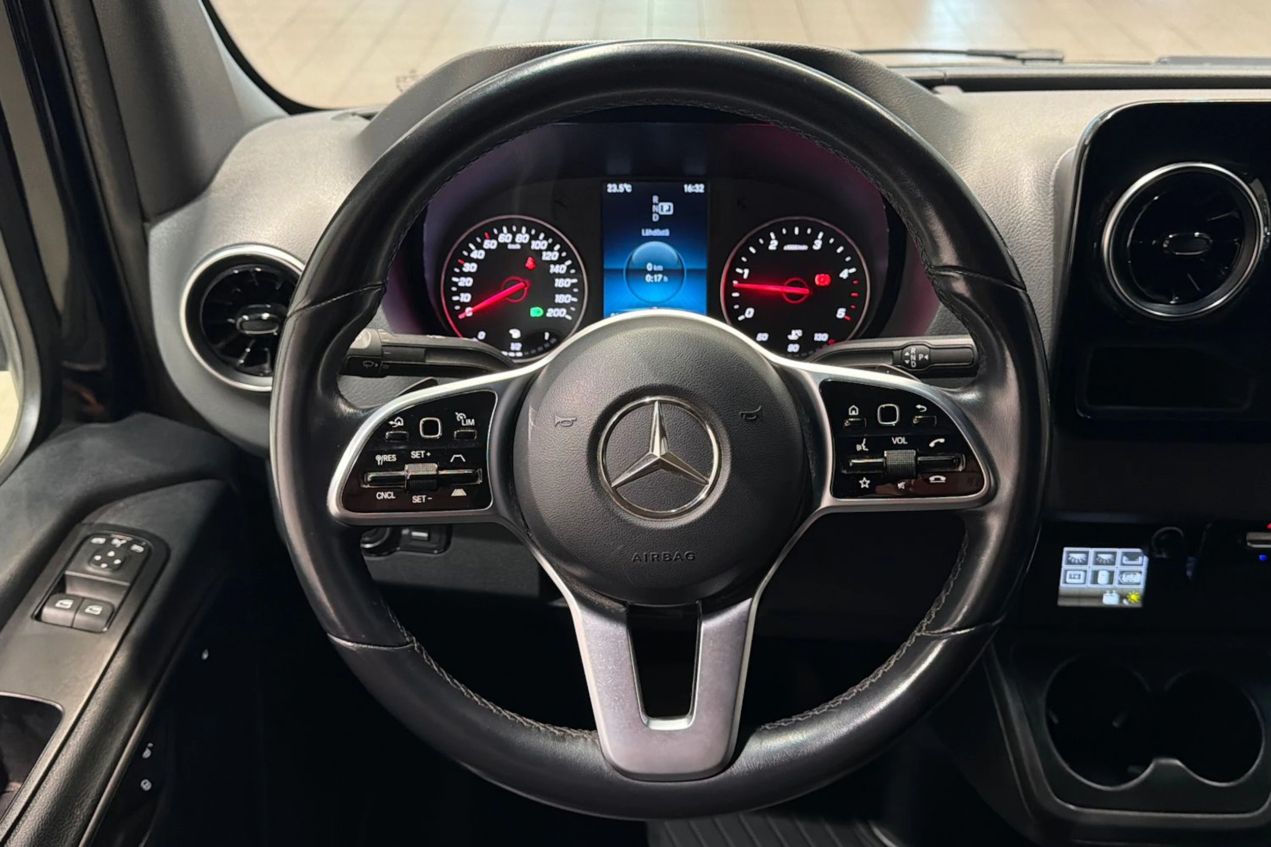 Musta Mercedes-Benz SPRINTER 2021 kuva 15.